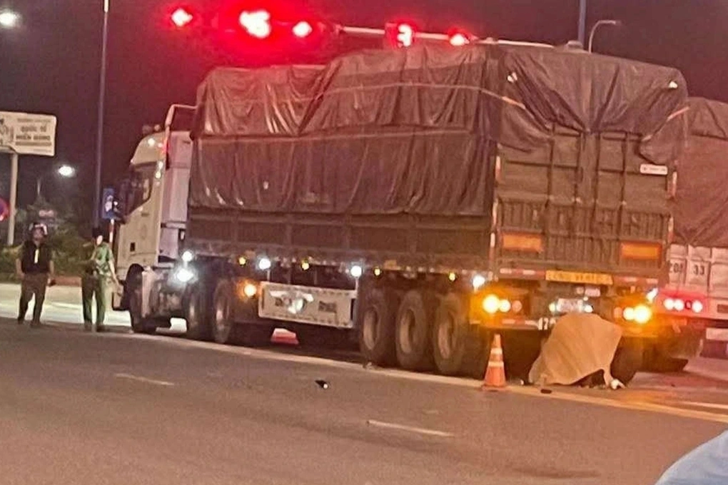Nghi phạm tông vào đuôi xe tải tử vong sau khi sát hại cô gái trong nhà trọ ở TP. HCM Nghi phạm tông vào đuôi xe tải tử vong sau khi sát hại cô gái trong nhà trọ ở TP. HCM