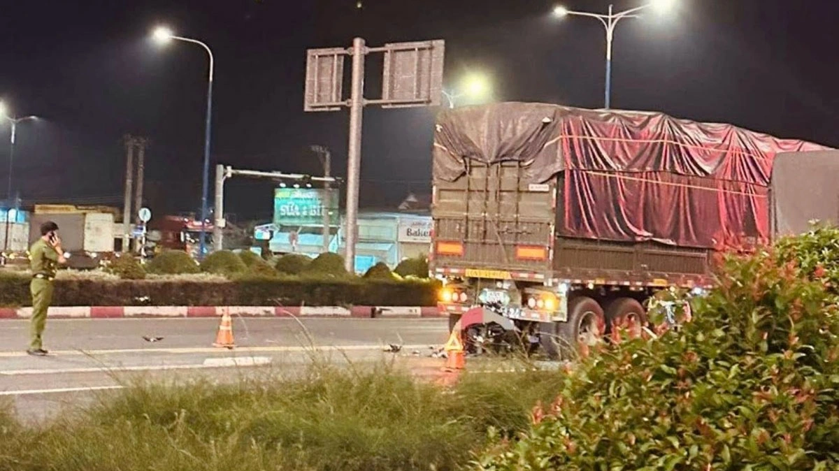 Nghi phạm tông vào đuôi xe tải tử vong sau khi sát hại cô gái trong nhà trọ ở TP. HCM Nghi phạm tông vào đuôi xe tải tử vong sau khi sát hại cô gái trong nhà trọ ở TP. HCM