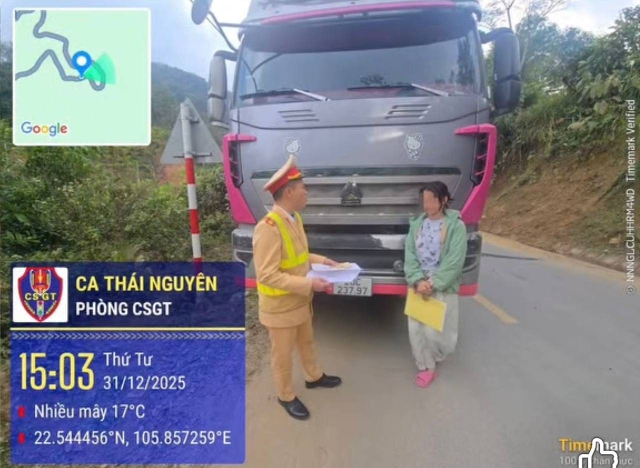 Xử phạt hành chính nữ hot tiktoker lái xe tải dừng xe giữa đường Xử phạt hành chính nữ hot tiktoker lái xe tải dừng xe giữa đường