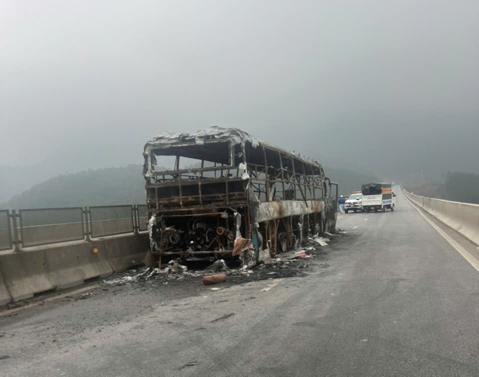 Xe khách bốc cháy trên cao tốc, nam sinh lớp 12 tử vong nghi do ngủ quên trên xe Xe khách bốc cháy trên cao tốc, nam sinh lớp 12 tử vong nghi do ngủ quên trên xe