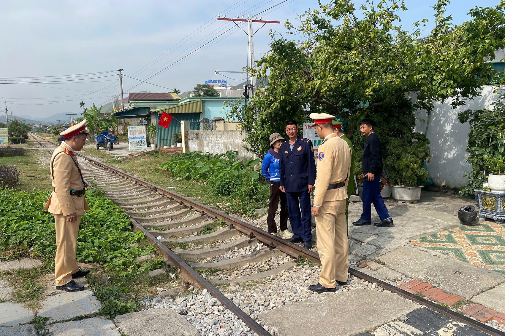 Nướng đồ ăn trên đường sắt rồi đăng tiktok, một gia đình tại Quảng Ninh bị xử phạt Nướng đồ ăn trên đường sắt rồi đăng tiktok, một gia đình tại Quảng Ninh bị xử phạt