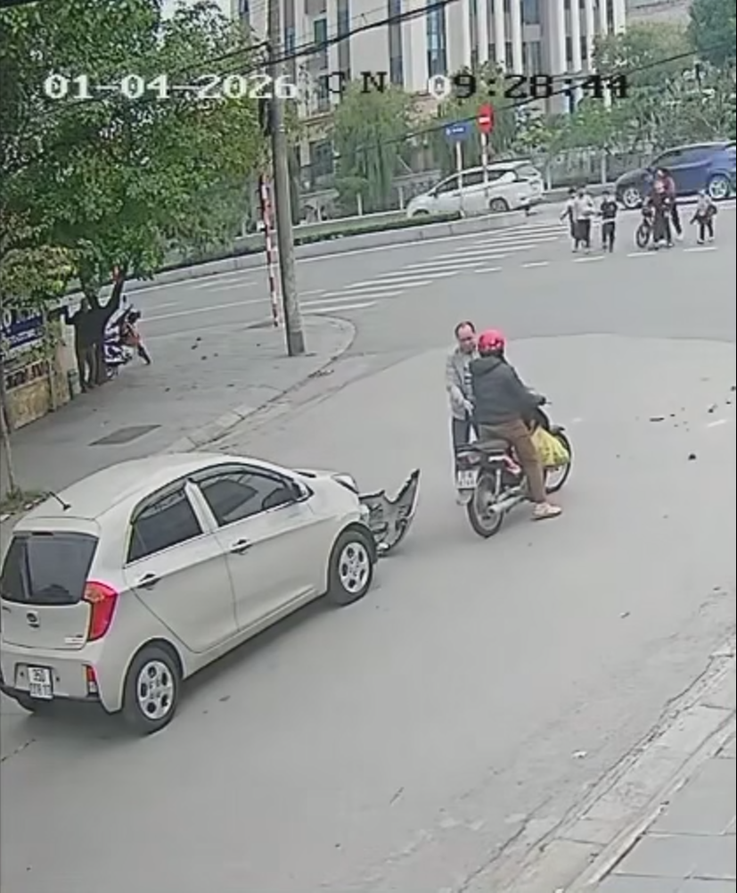 Va chạm trên đường, người đàn ông đi ô tô giữ xe, tác động vật lý người phụ nữ lái xe máy Va chạm trên đường, người đàn ông đi ô tô giữ xe, tác động vật lý người phụ nữ lái xe máy