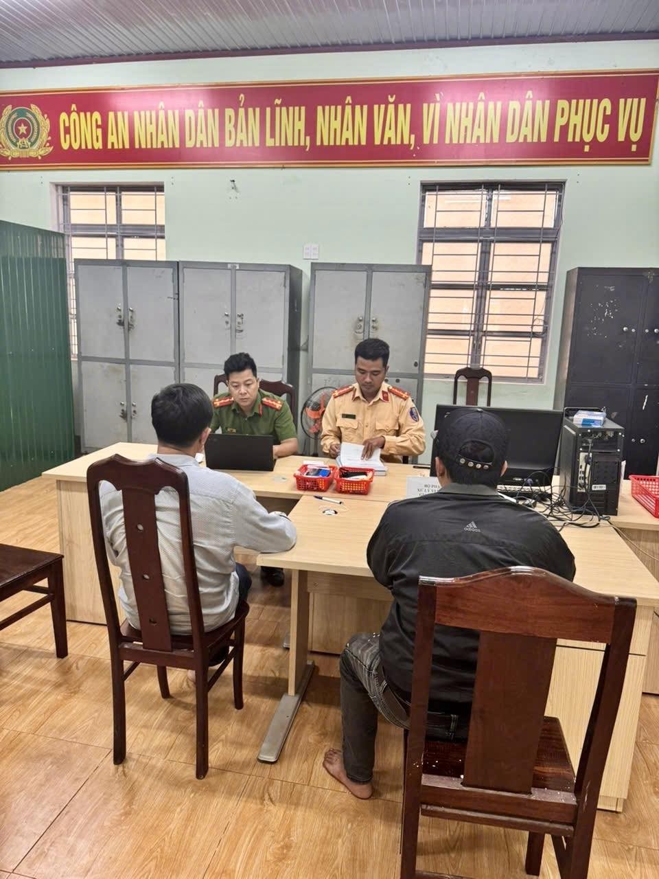 Gia Lai: Xử phạt 3 tài xế vụ tạt đầu xe trên quốc lộ 14C Gia Lai: Xử phạt 3 tài xế vụ tạt đầu xe trên quốc lộ 14C