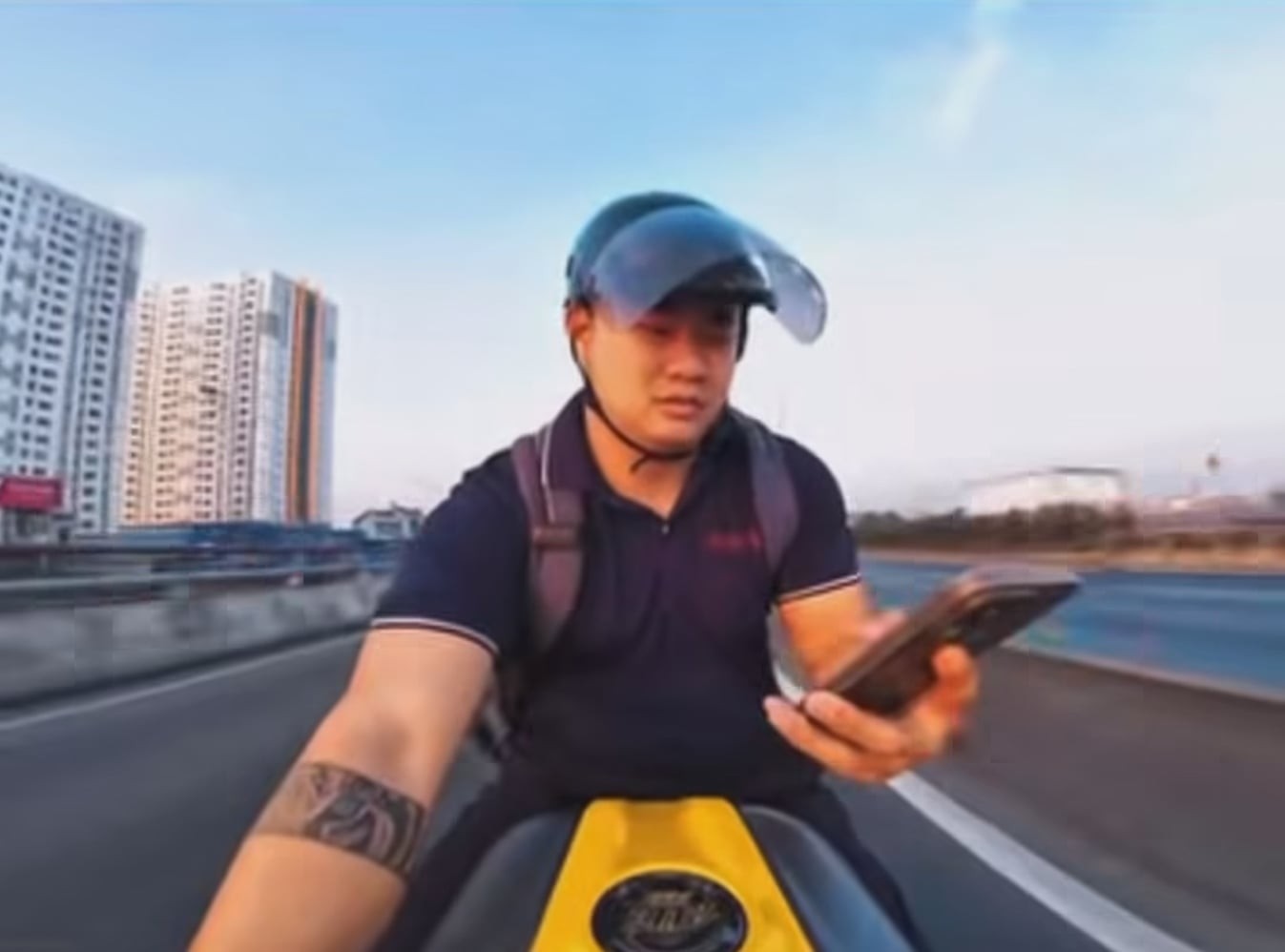 Xử phạt nam thanh niên buông hai tay, dùng điện thoại khi lái mô tô ở TP. HCM Xử phạt nam thanh niên buông hai tay, dùng điện thoại khi lái mô tô ở TP. HCM