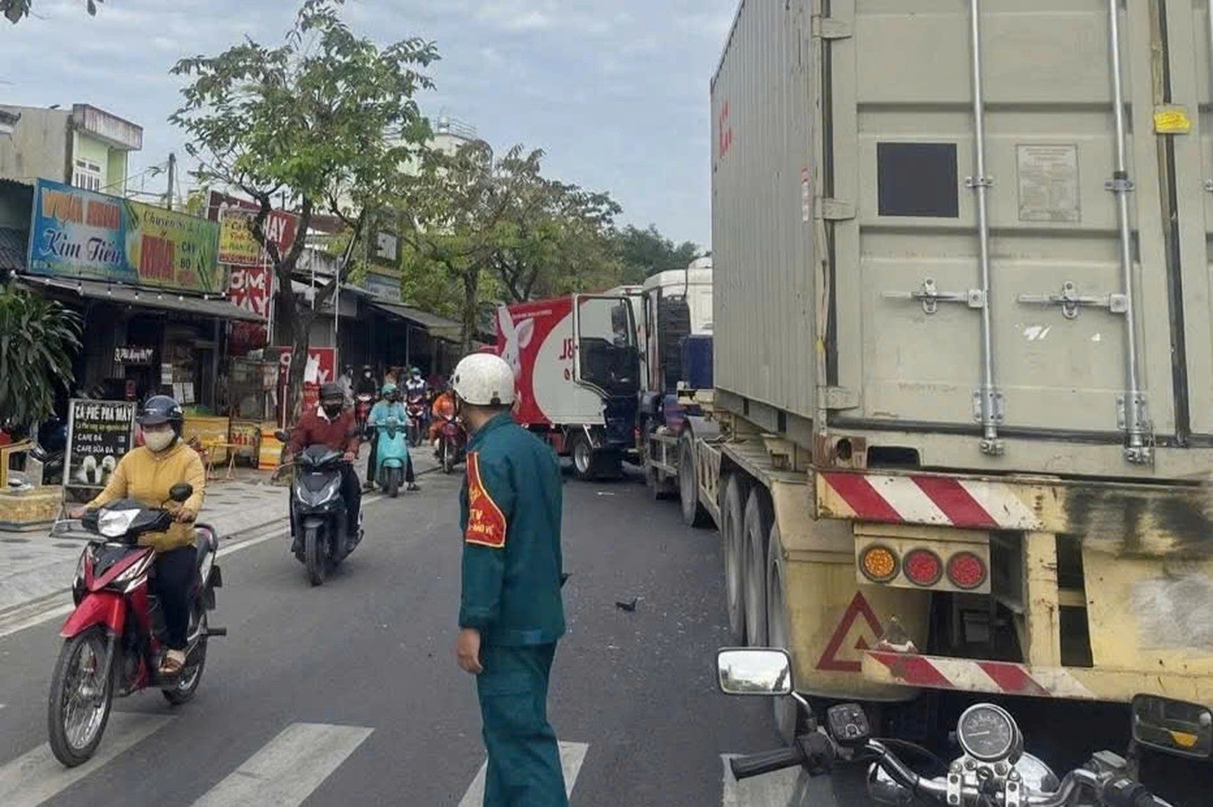 TP. HCM: Một người bị thương sau va chạm liên hoàn 4 ô tô TP. HCM: Một người bị thương sau va chạm liên hoàn 4 ô tô
