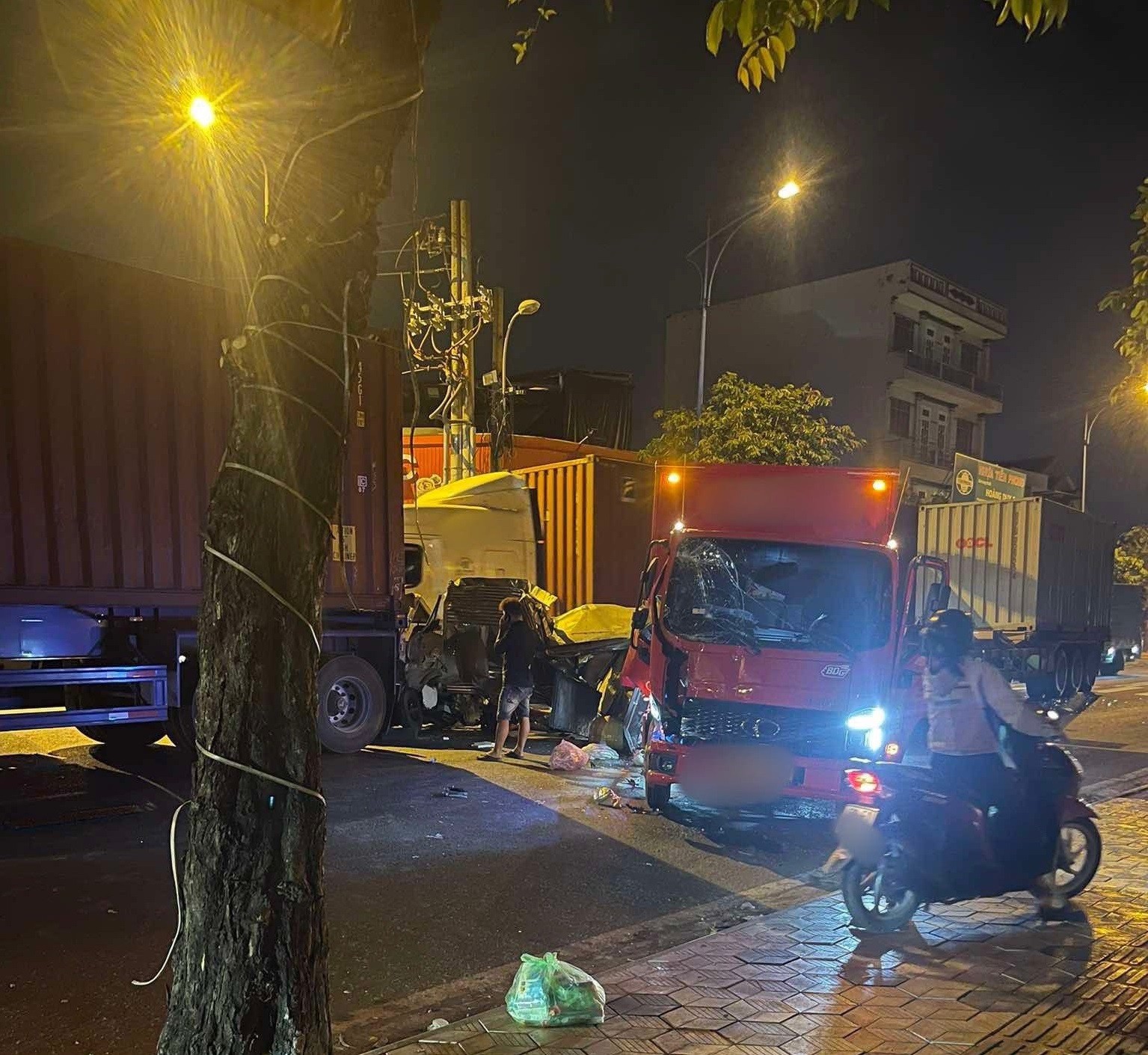 TP. HCM: Một người bị thương sau va chạm liên hoàn 4 ô tô TP. HCM: Một người bị thương sau va chạm liên hoàn 4 ô tô