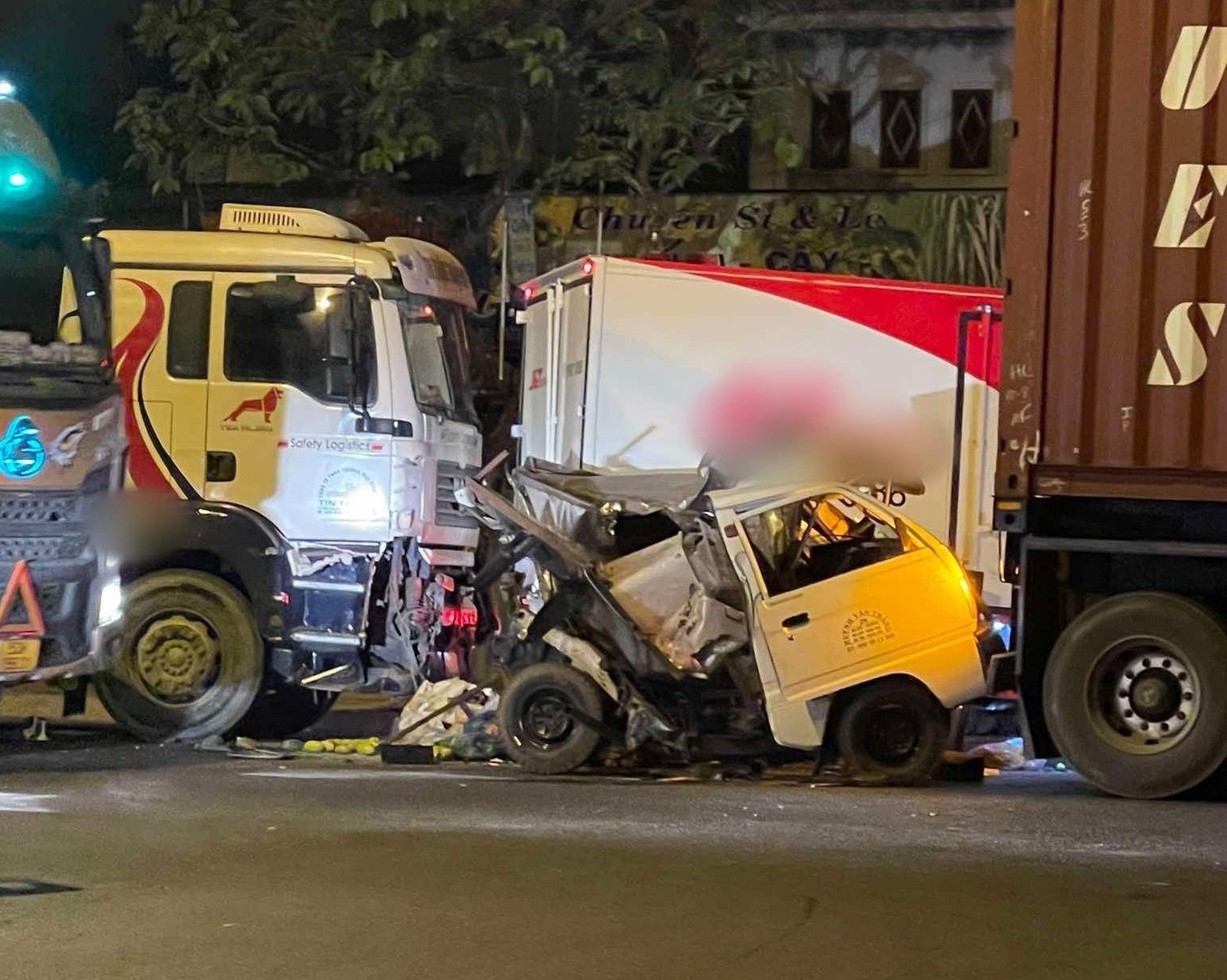 TP. HCM: Một người bị thương sau va chạm liên hoàn 4 ô tô TP. HCM: Một người bị thương sau va chạm liên hoàn 4 ô tô