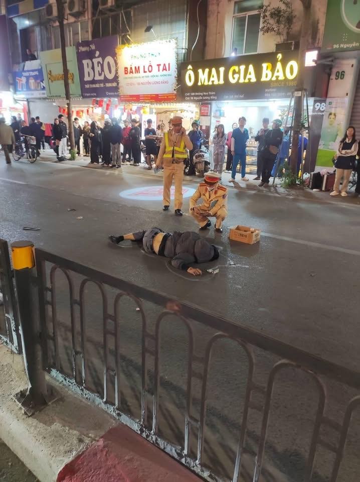Thanh niên tử vong sau khi bị kéo lê trên đường Nguyễn Lương Bằng, Hà Nội Thanh niên tử vong sau khi bị kéo lê trên đường Nguyễn Lương Bằng, Hà Nội