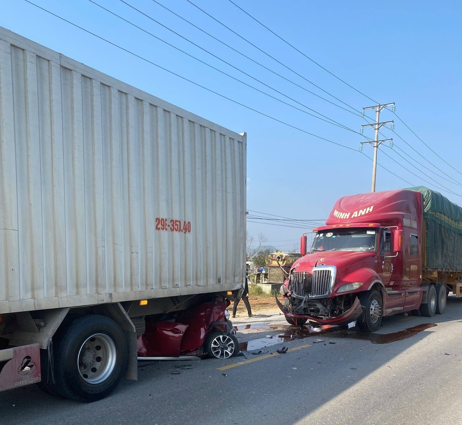 Bị kẹp giữa hai xe container, ô tô con biến dạng hoàn toàn sau va chạm Bị kẹp giữa hai xe container, ô tô con biến dạng hoàn toàn sau va chạm