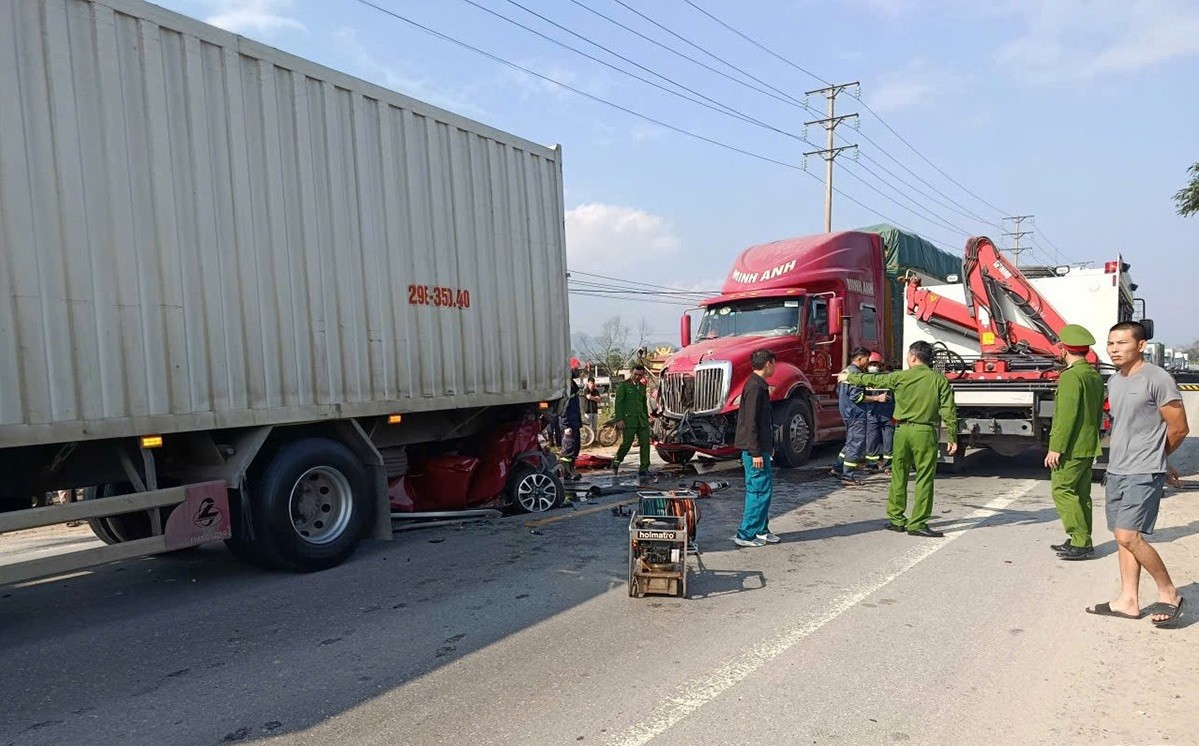 Bị kẹp giữa hai xe container, ô tô con biến dạng hoàn toàn sau va chạm Bị kẹp giữa hai xe container, ô tô con biến dạng hoàn toàn sau va chạm