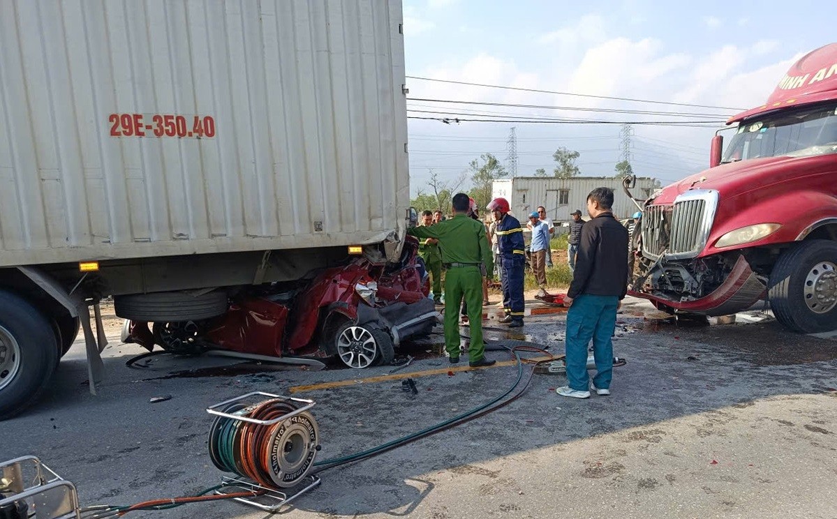Bị kẹp giữa hai xe container, ô tô con biến dạng hoàn toàn sau va chạm Bị kẹp giữa hai xe container, ô tô con biến dạng hoàn toàn sau va chạm