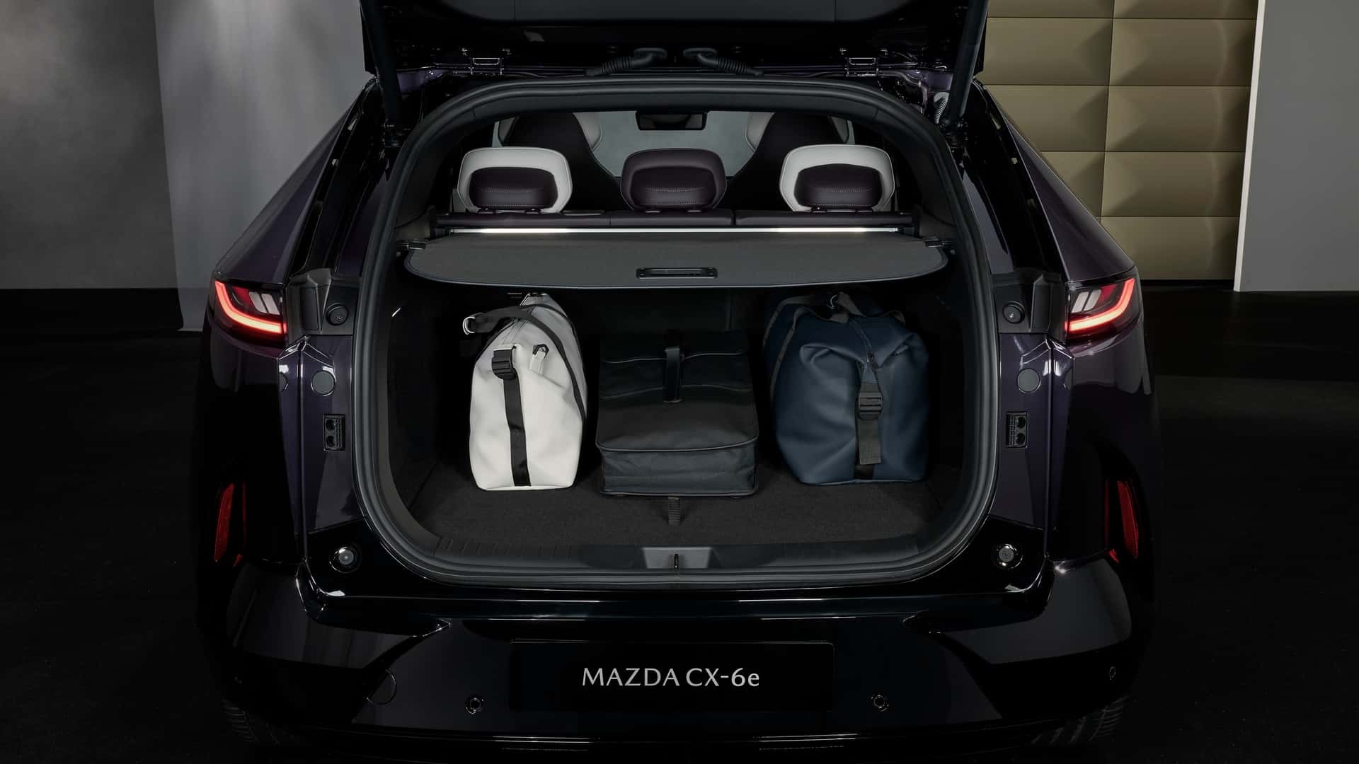 Sau khi bán ở Trung Quốc, xe điện Mazda CX-6e chính thức trình làng thị trường Châu Âu Khoang hành lý của Mazda CX-6e 2026