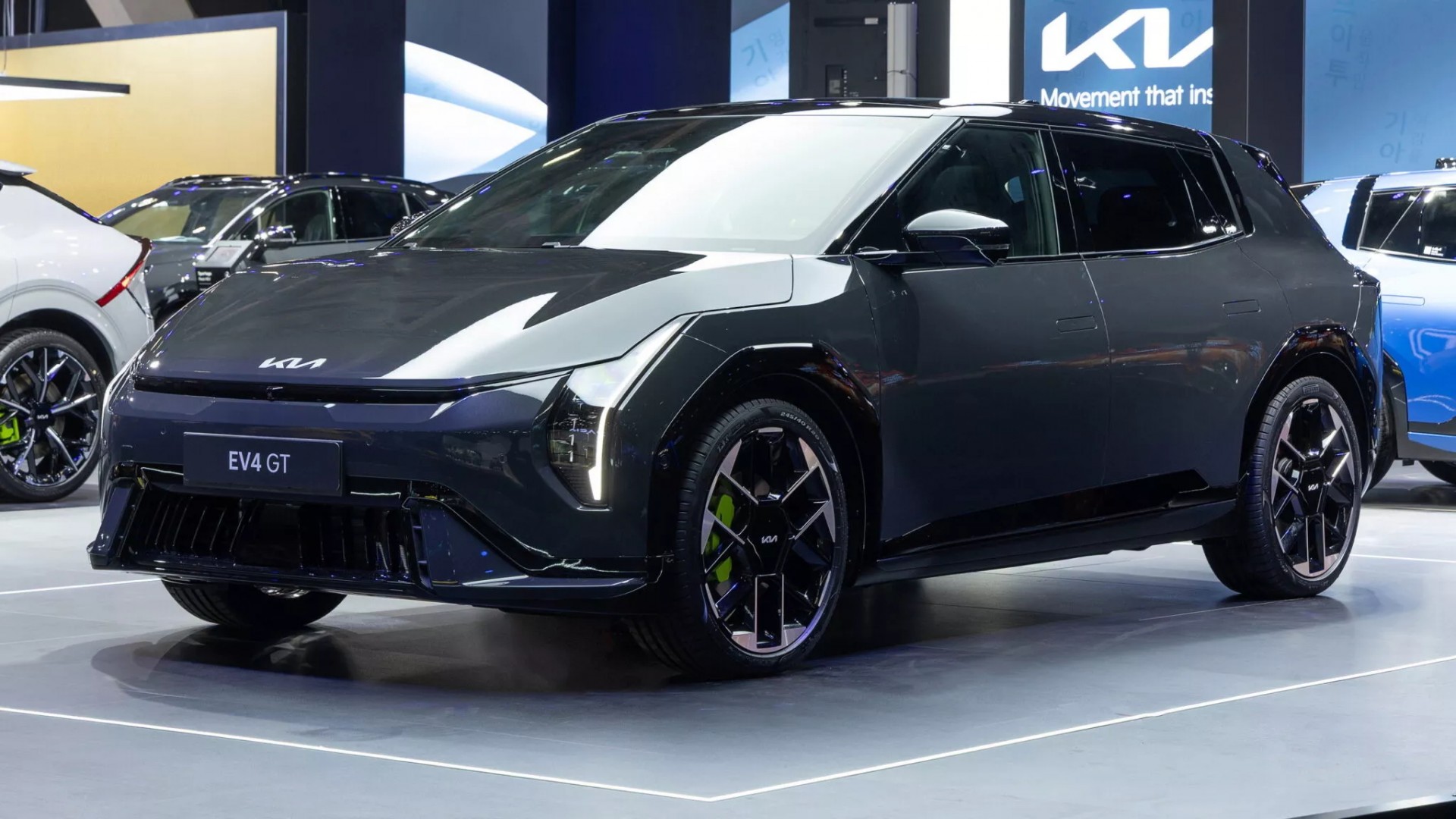 Kia hé lộ đồng loạt ba mẫu xe điện hiệu suất cao EV3 GT, EV4 GT và EV5 GT Phía trước của Kia EV4 GT