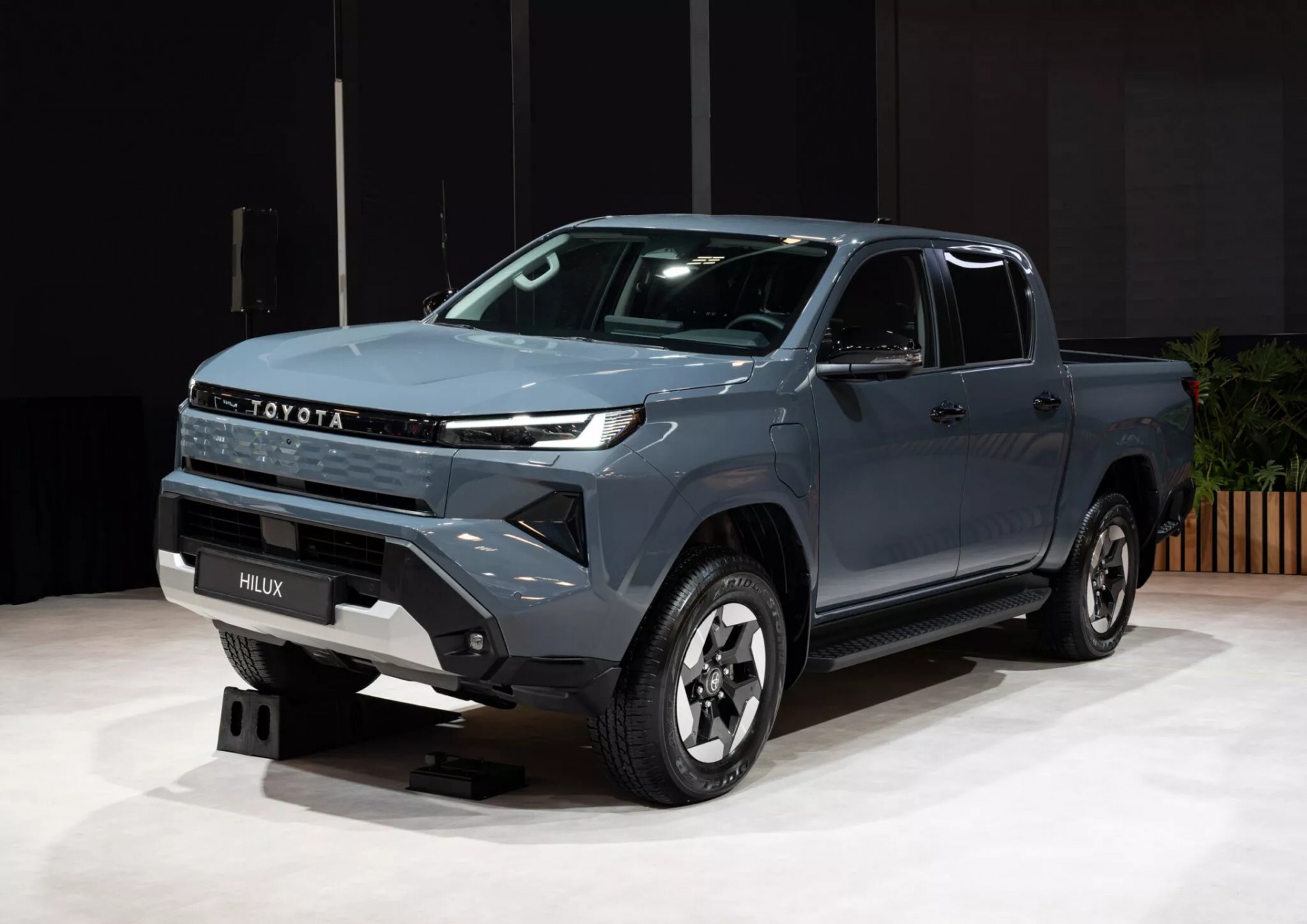 Sau khi ra mắt tại Thái Lan, Toyota Hilux chạy điện mới lên đường sang Châu Âu Phía trước của bản Toyota Hilux BEV 2026