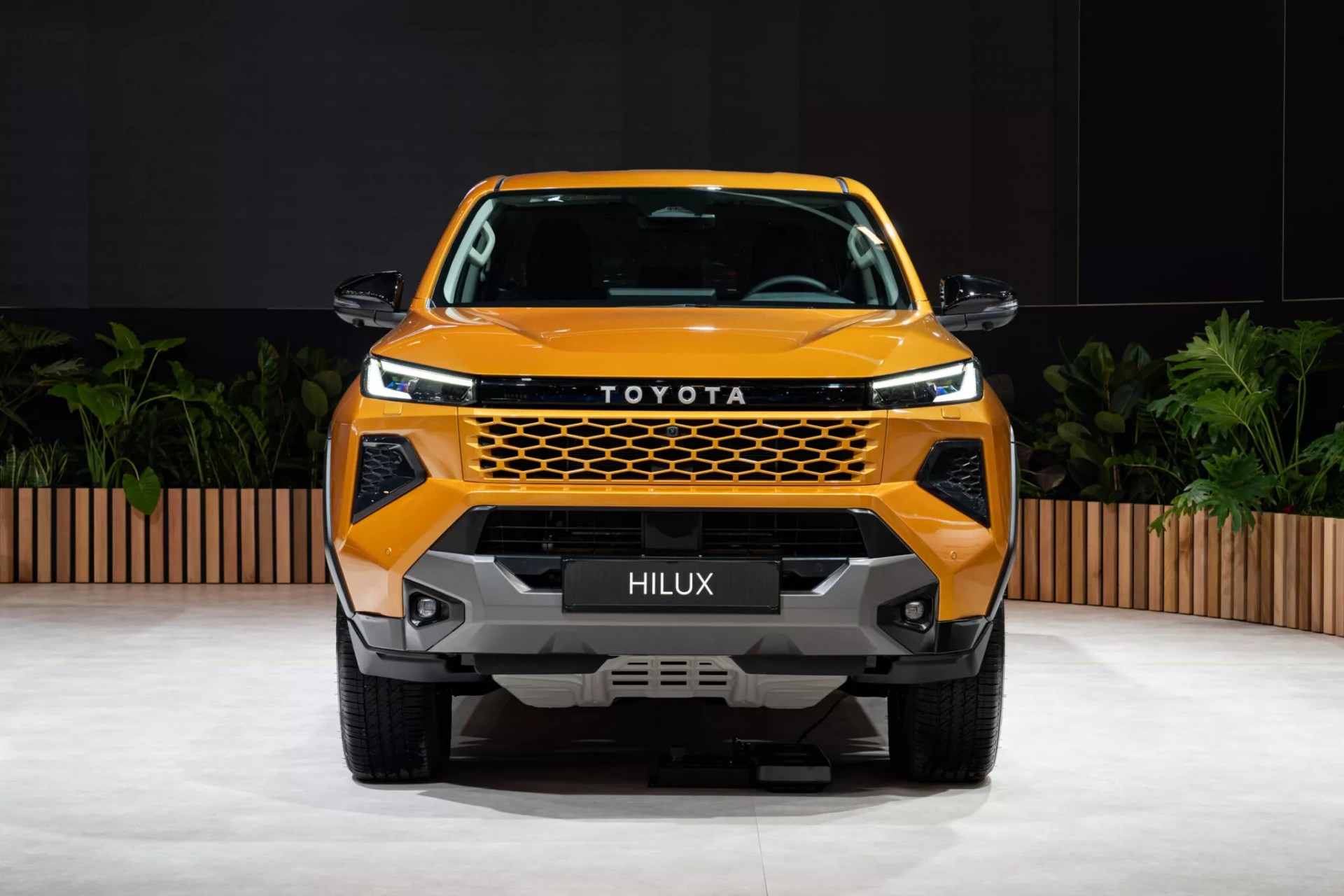 Sau khi ra mắt tại Thái Lan, Toyota Hilux chạy điện mới lên đường sang Châu Âu Phía trước của bản Toyota Hilux 2026 động cơ diesel