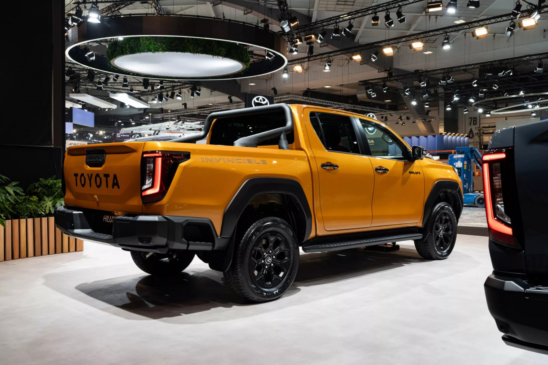 Sau khi ra mắt tại Thái Lan, Toyota Hilux chạy điện mới lên đường sang Châu Âu Phía sau của bản Toyota Hilux 2026 động cơ diesel