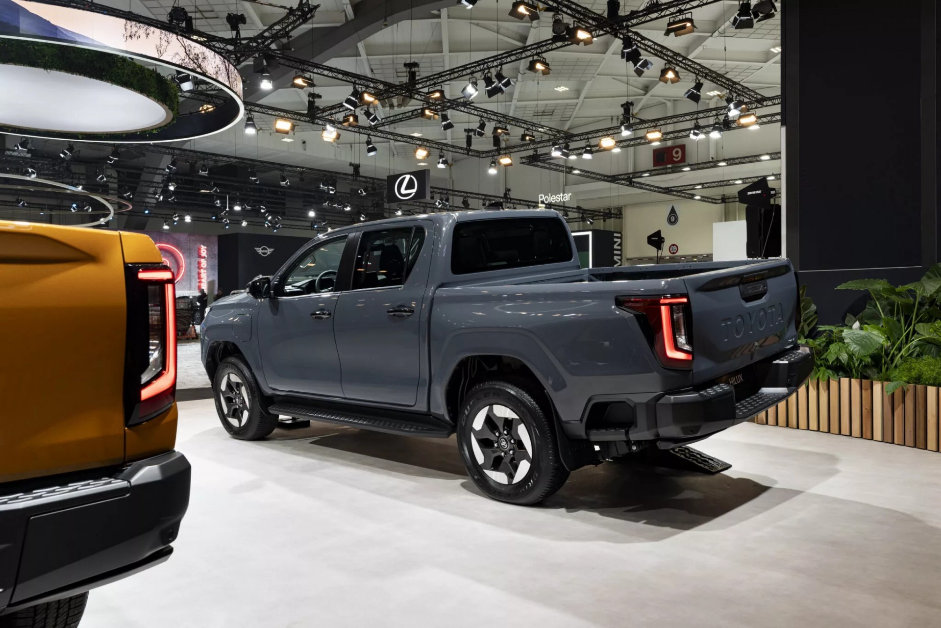 Sau khi ra mắt tại Thái Lan, Toyota Hilux chạy điện mới lên đường sang Châu Âu Phía sau của bản Toyota Hilux BEV 2026