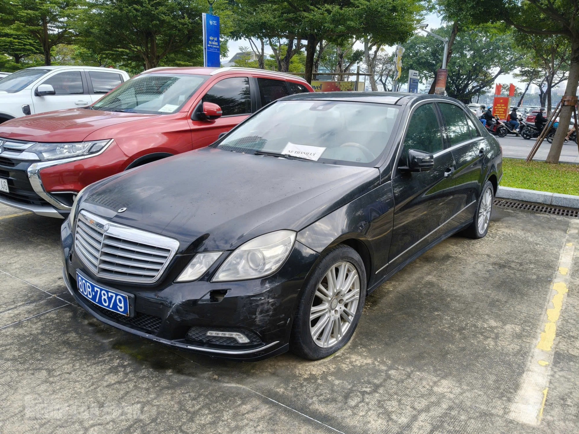 Xe biển xanh Mercedes-Benz E300 thanh lý ở Đà Nẵng, giá khởi điểm còn 282 triệu đồng Xe biển xanh Mercedes-Benz E300 thanh lý ở Đà Nẵng