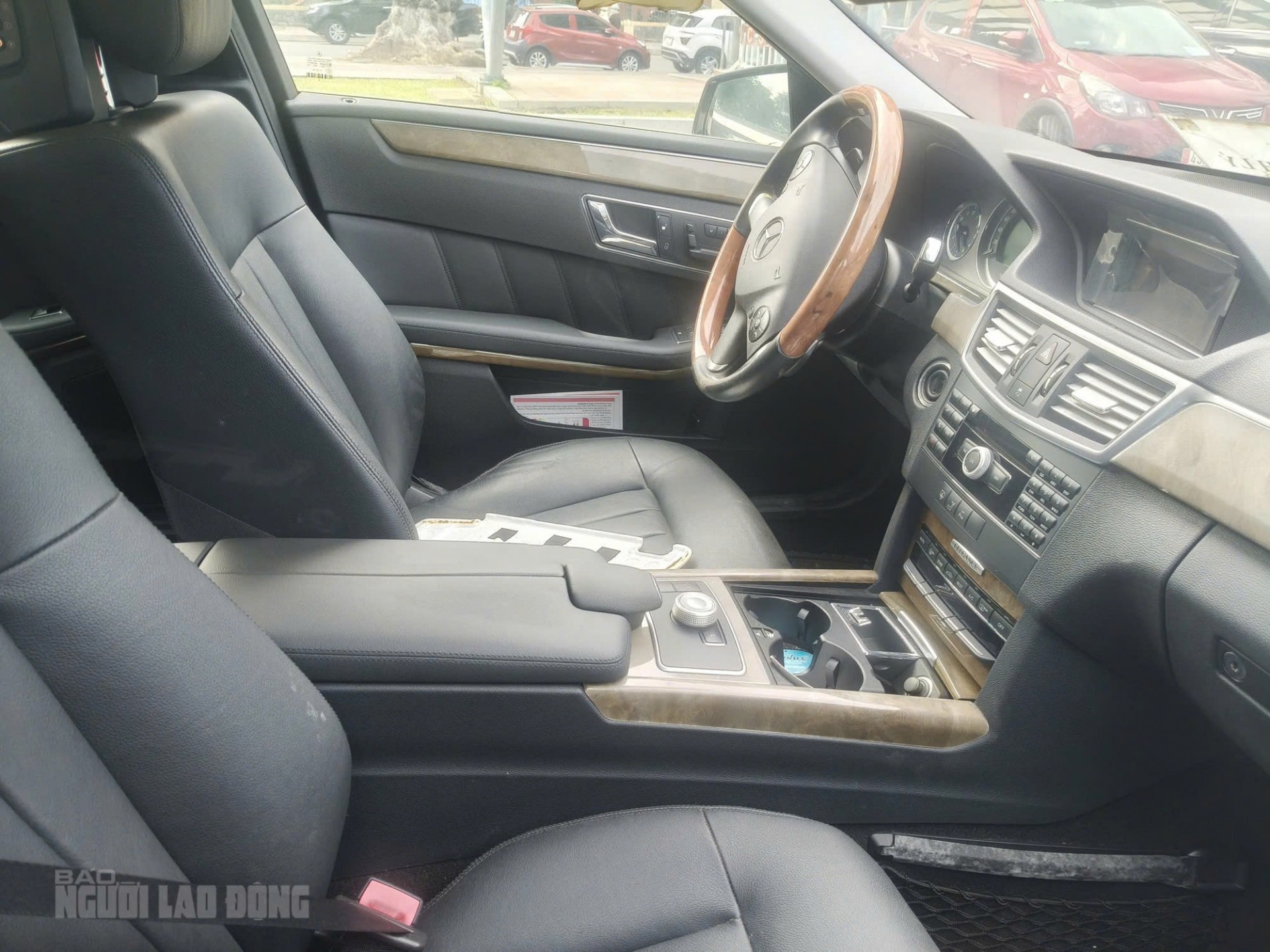 Xe biển xanh Mercedes-Benz E300 thanh lý ở Đà Nẵng, giá khởi điểm còn 282 triệu đồng Xe biển xanh Mercedes-Benz E300 thanh lý ở Đà Nẵng