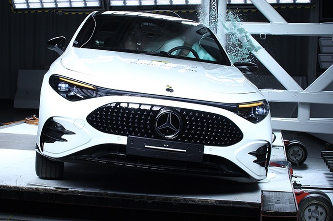 Xe điện cứng hơn xe xăng, thử nghiệm an toàn Euro NCAP 2025 khẳng định điều này Mercedes-Benz CLA chạy điện mới là mẫu xe an toàn nhất năm 2025 theo đánh giá của Euro NCAP