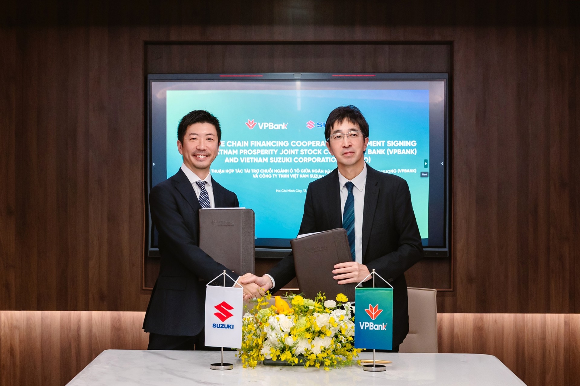 VPBank mở rộng hợp tác với Suzuki Việt Nam, củng cố vị thế ngân hàng dẫn dắt tài chính chuỗi ngành ô tô VPBank mở rộng hợp tác với Suzuki Việt Nam, củng cố vị thế ngân hàng dẫn dắt tài chính chuỗi ngành ô tô