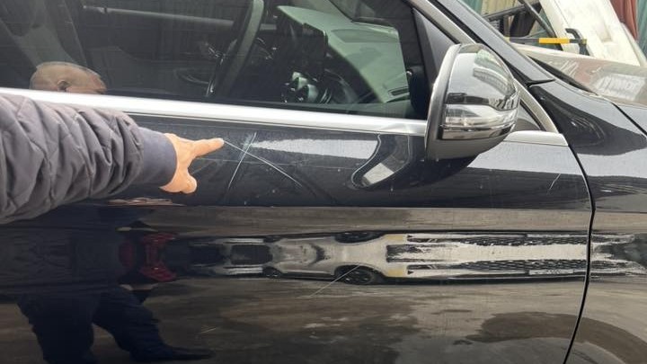 Bị hại yêu cầu bồi thường 600 triệu đồng trong vụ cào xước ô tô Mercedes tại Hà Nội