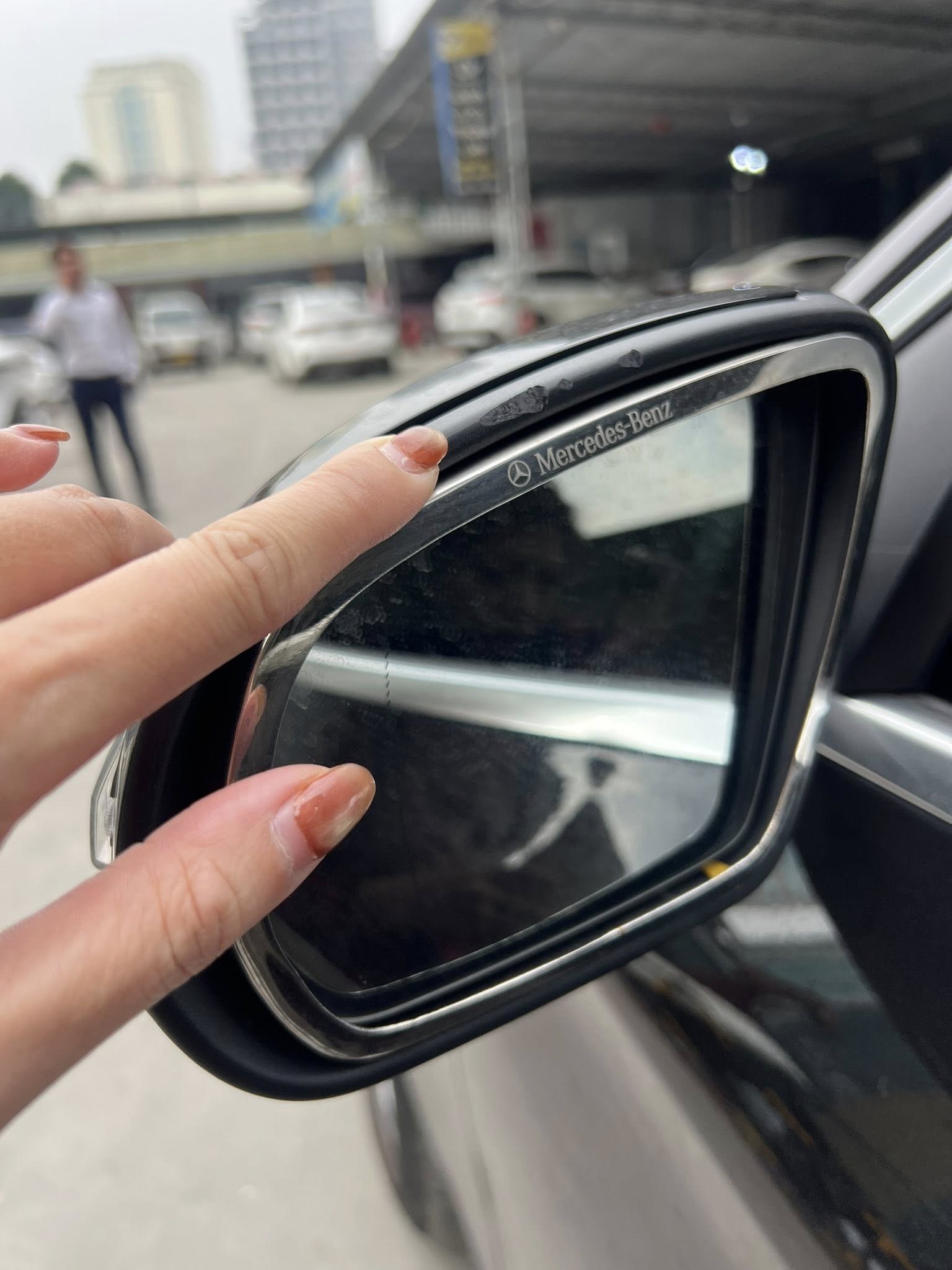 Đỗ xe bên đường bị vật nhọn cào xước, người phụ nữ phản ánh thì nhận được sự thách thức Đỗ xe bên đường bị vật nhọn cào xước, người phụ nữ phản ánh thì nhận được sự thách thức