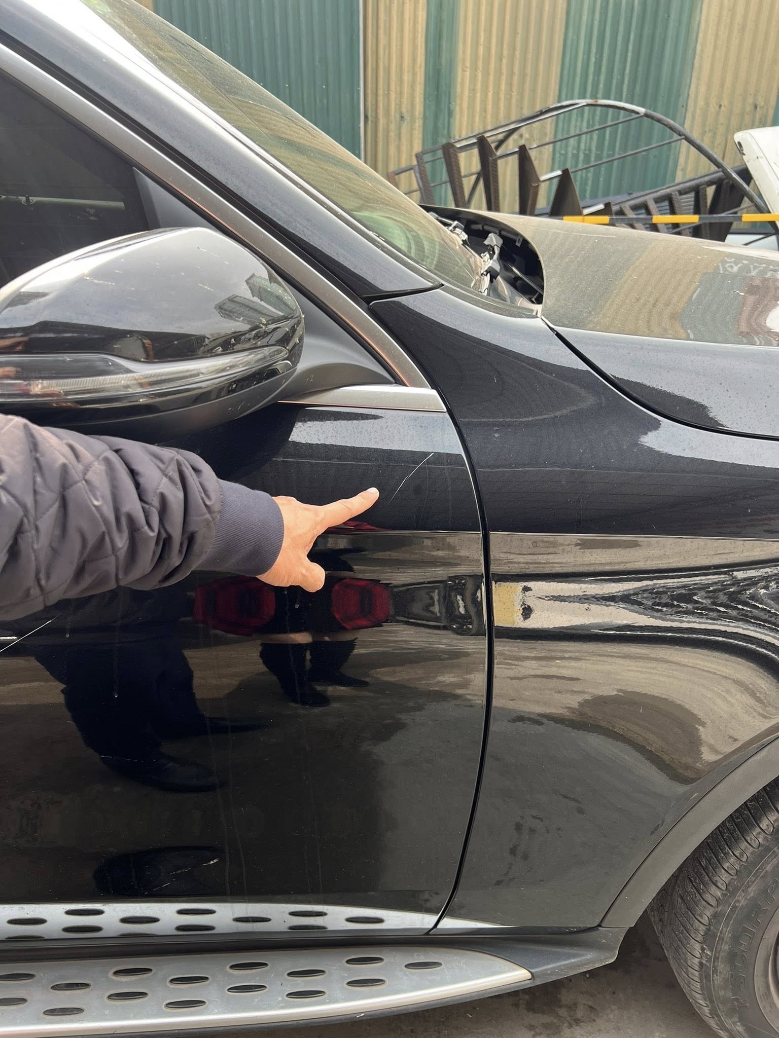 Bị hại yêu cầu bồi thường 600 triệu đồng trong vụ cào xước ô tô Mercedes tại Hà Nội Bị hại yêu cầu bồi thường 600 triệu đồng trong vụ cào xước ô tô Mercedes tại Hà Nội