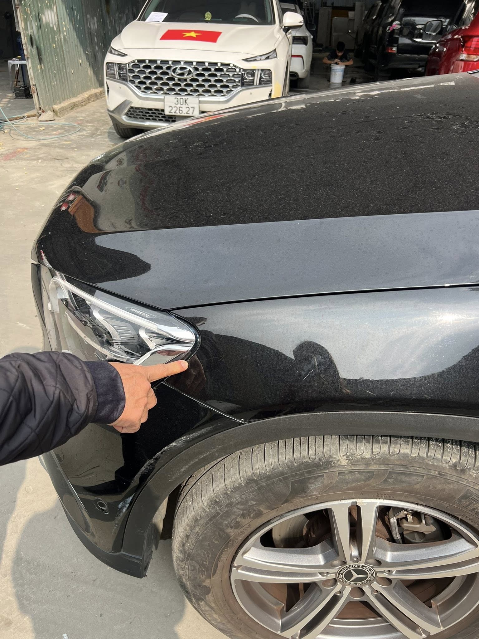 Bị hại yêu cầu bồi thường 600 triệu đồng trong vụ cào xước ô tô Mercedes tại Hà Nội Bị hại yêu cầu bồi thường 600 triệu đồng trong vụ cào xước ô tô Mercedes tại Hà Nội
