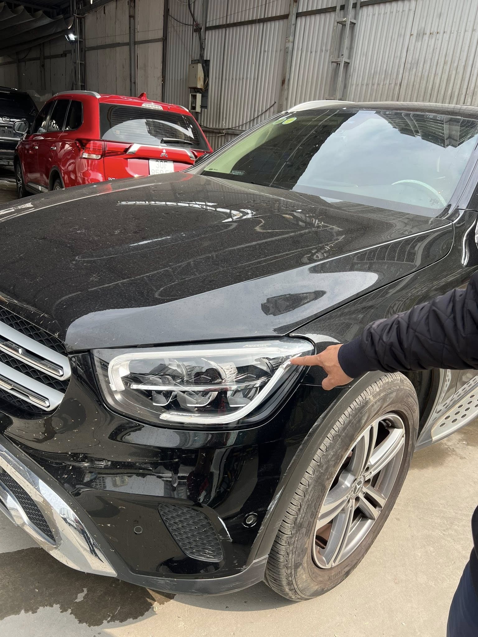 Bị hại yêu cầu bồi thường 600 triệu đồng trong vụ cào xước ô tô Mercedes tại Hà Nội Bị hại yêu cầu bồi thường 600 triệu đồng trong vụ cào xước ô tô Mercedes tại Hà Nội