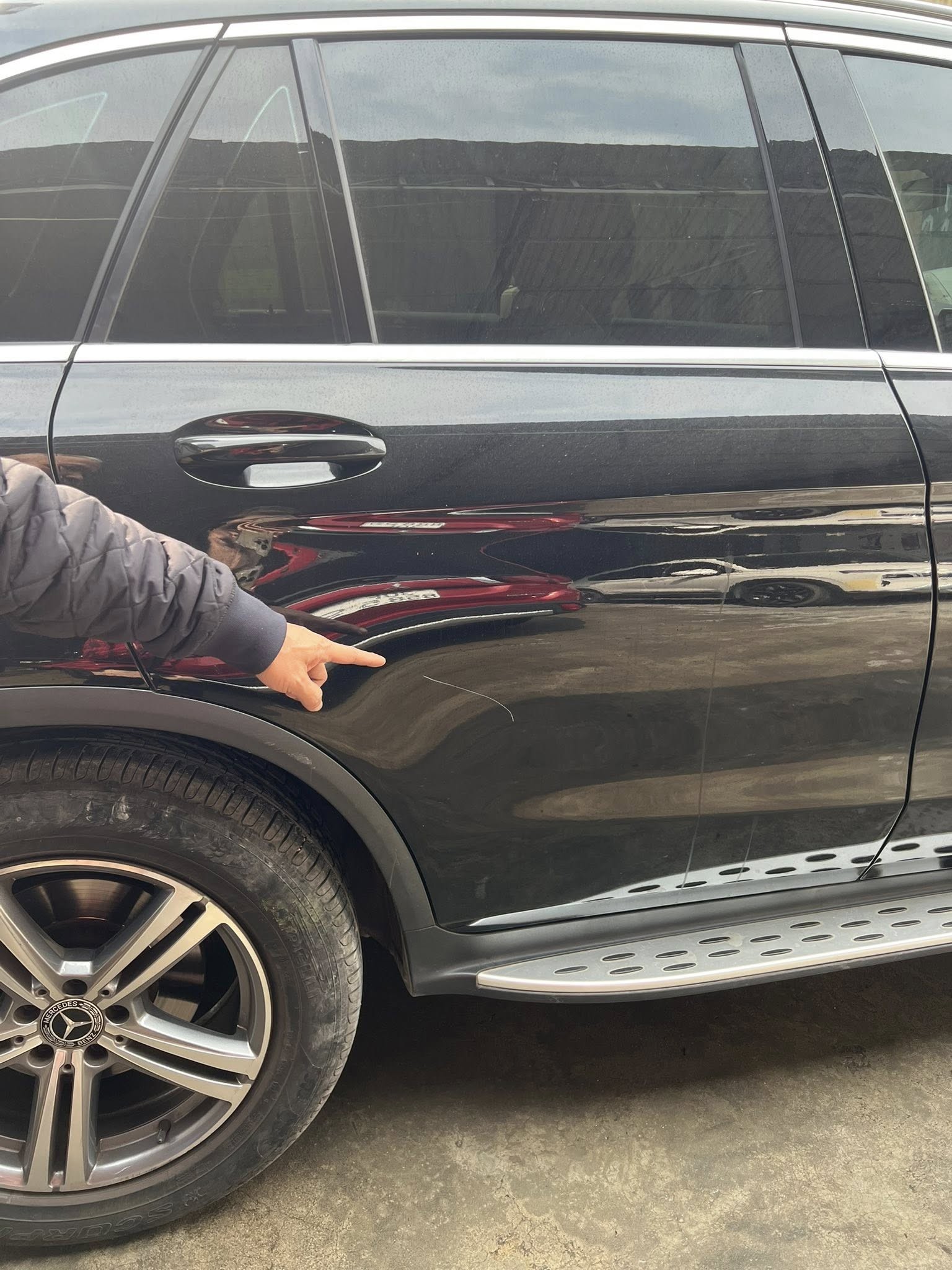 Bị hại yêu cầu bồi thường 600 triệu đồng trong vụ cào xước ô tô Mercedes tại Hà Nội Bị hại yêu cầu bồi thường 600 triệu đồng trong vụ cào xước ô tô Mercedes tại Hà Nội