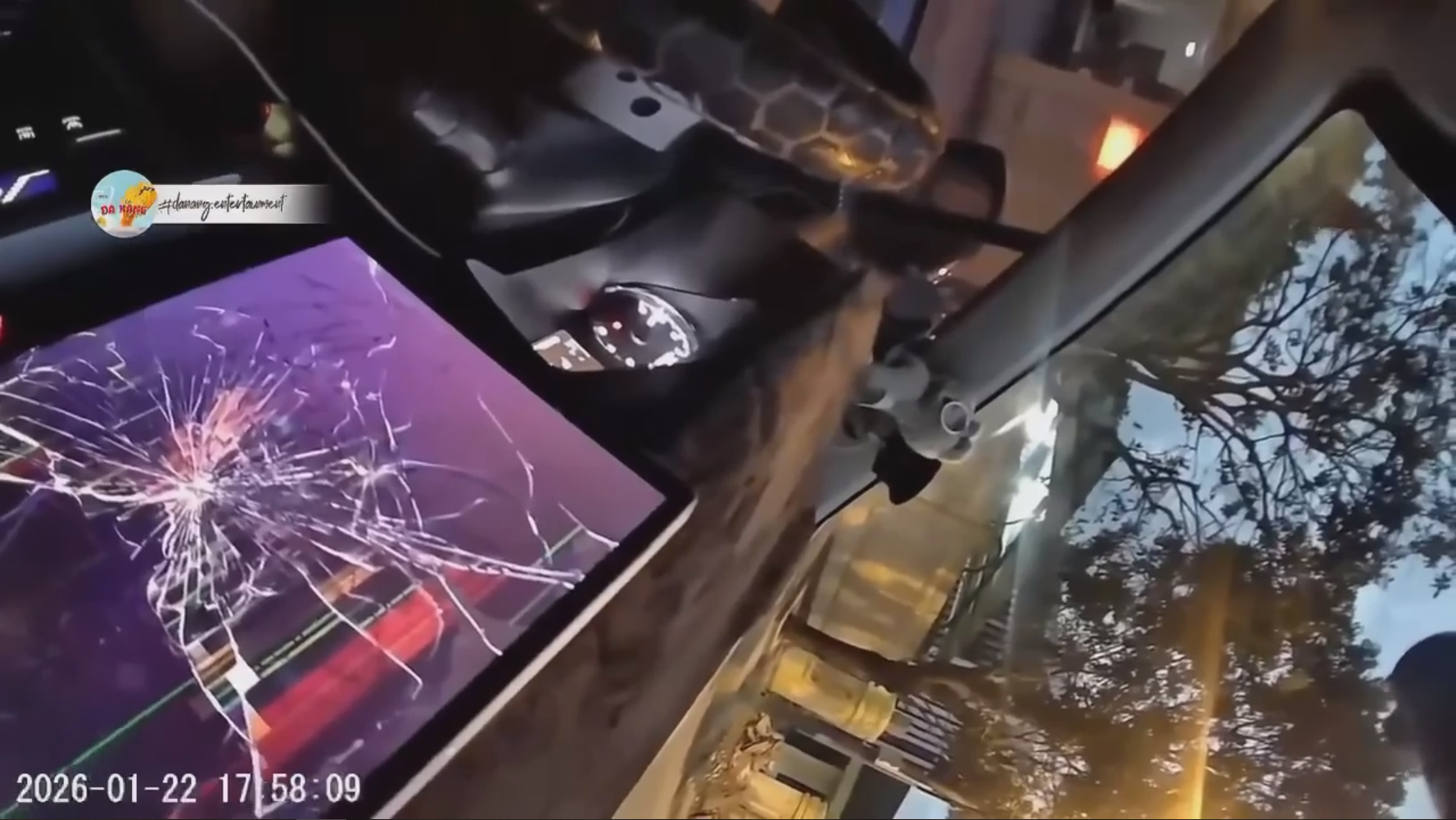 Bị nhắc nhở hút thuốc, người đàn ông dùng mũ bảo hiểm phá hoại tài sản trên xe ô tô