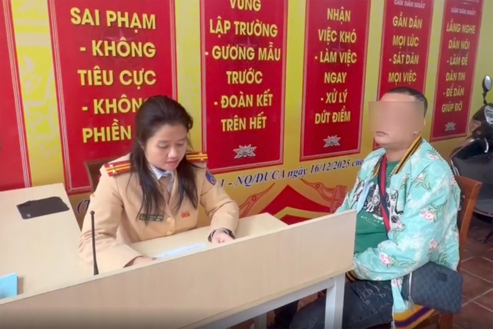 Tài xế điều khiển ô tô con có biển số bị bùn đất che lấp bị phạt 23 triệu và trừ 6 điểm GPLX Vụ ô tô bị bùn che biển số bị phạt bao nhiêu tiền