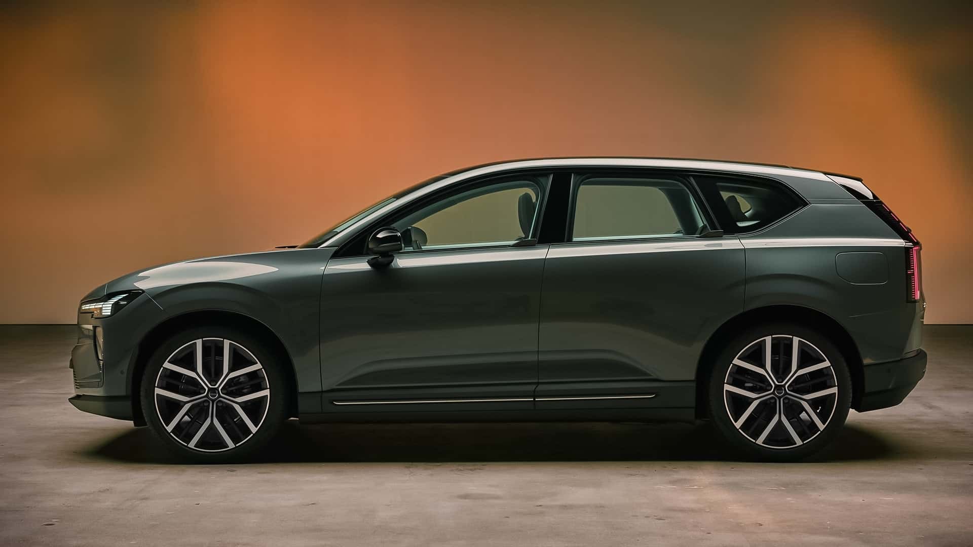 SUV điện Volvo EX60 ra mắt với diện mạo hiện đại, cấu hình mạnh mẽ Phía bên của Volvo EX60