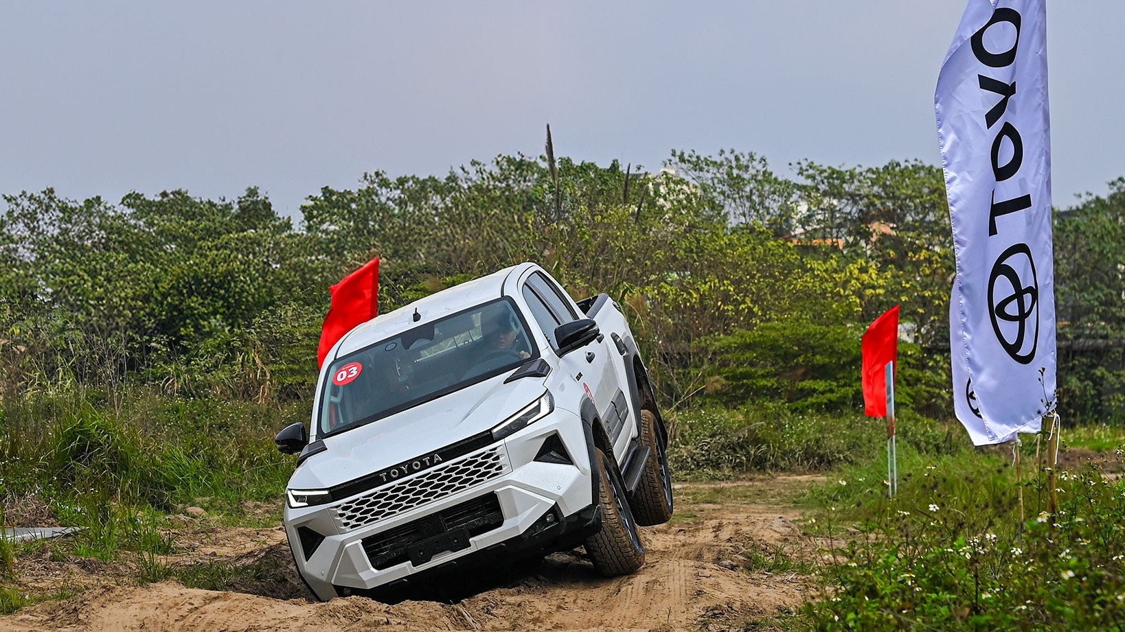 Toyota Hilux có lần thứ hai bán vượt Vios
