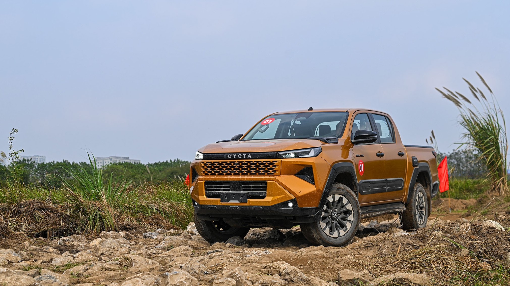 Toyota Hilux bán vượt Ford Ranger tháng 2/2026