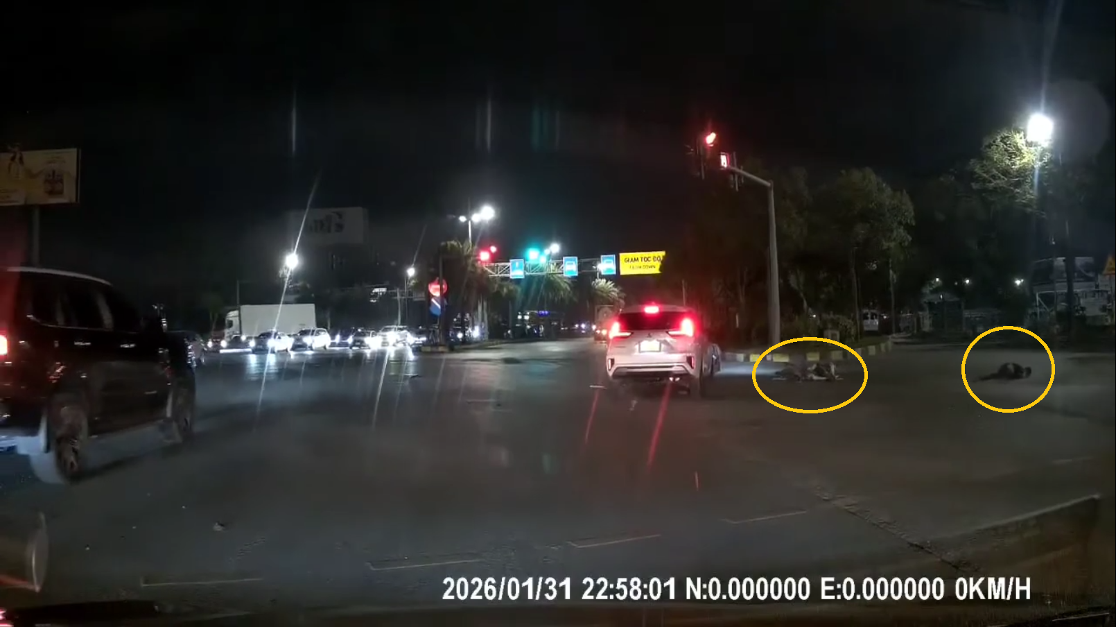 Thanh niên điều khiển xe máy lộn vòng sau khi vượt đèn đỏ, va chạm với xe dịch vụ Thanh niên điều khiển xe máy lộn vòng sau khi vượt đèn đỏ, va chạm với xe dịch vụ