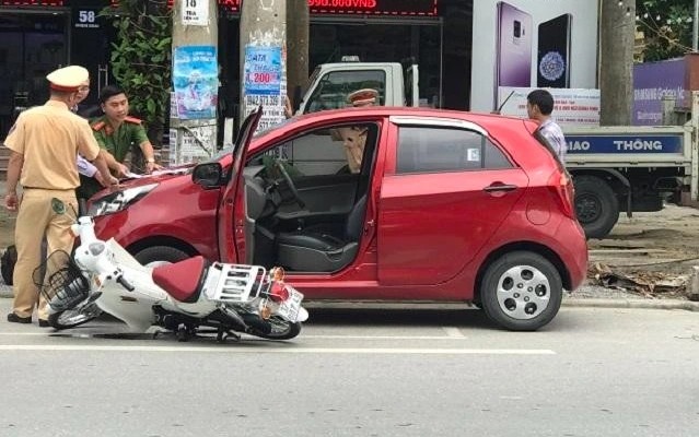 Gây tai nạn nghiêm trọng từ thói quen nguy hiểm: Mở cửa ô tô không quan sát Gây tai nạn nghiêm trọng từ thói quen nguy hiểm: Mở cửa ô tô không quan sát