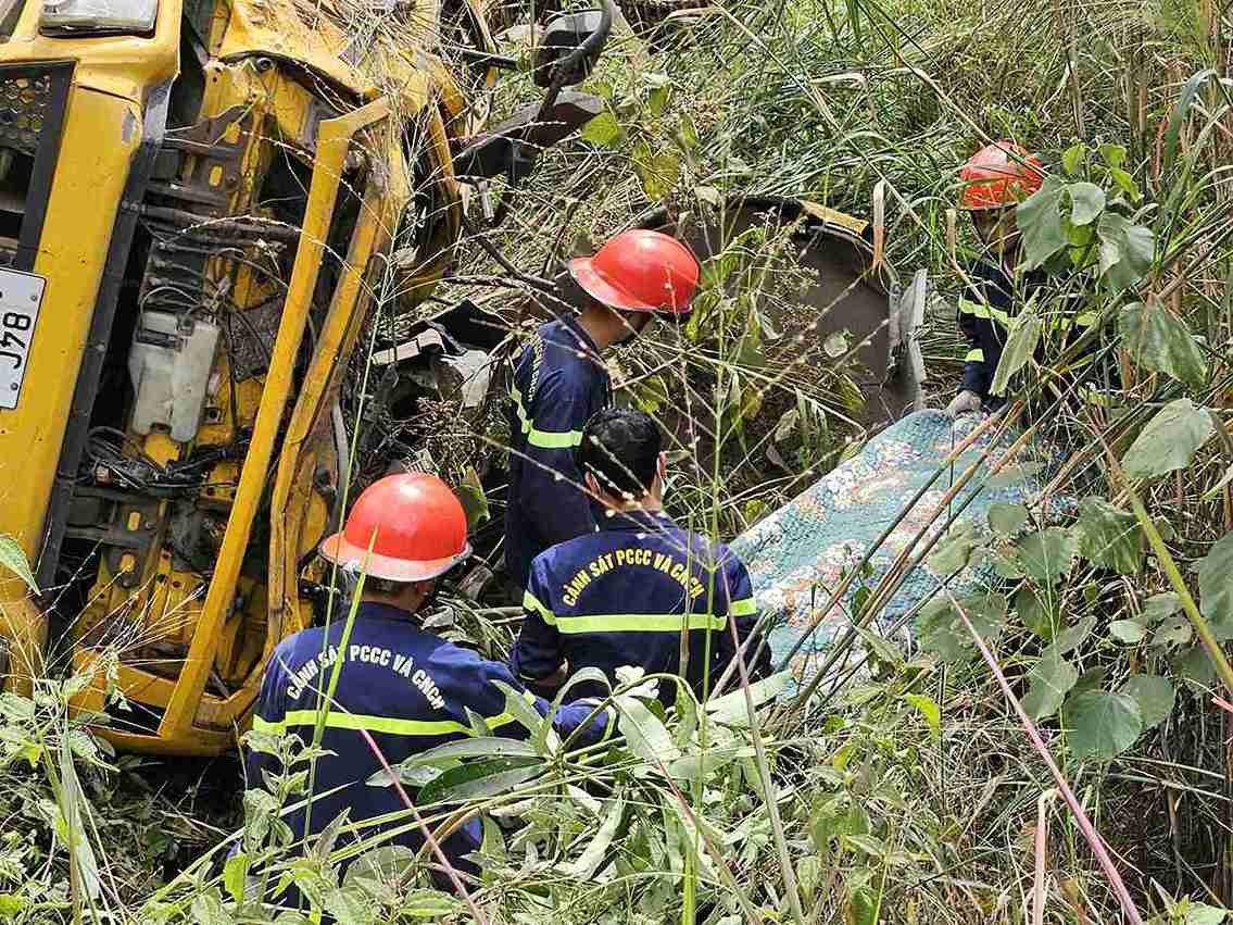 Đèo Bảo Lộc: Tài xế tử vong sau khi xe tải lao xuống vực Đèo Bảo Lộc: Tài xế tử vong sau khi xe tải lao xuống vực