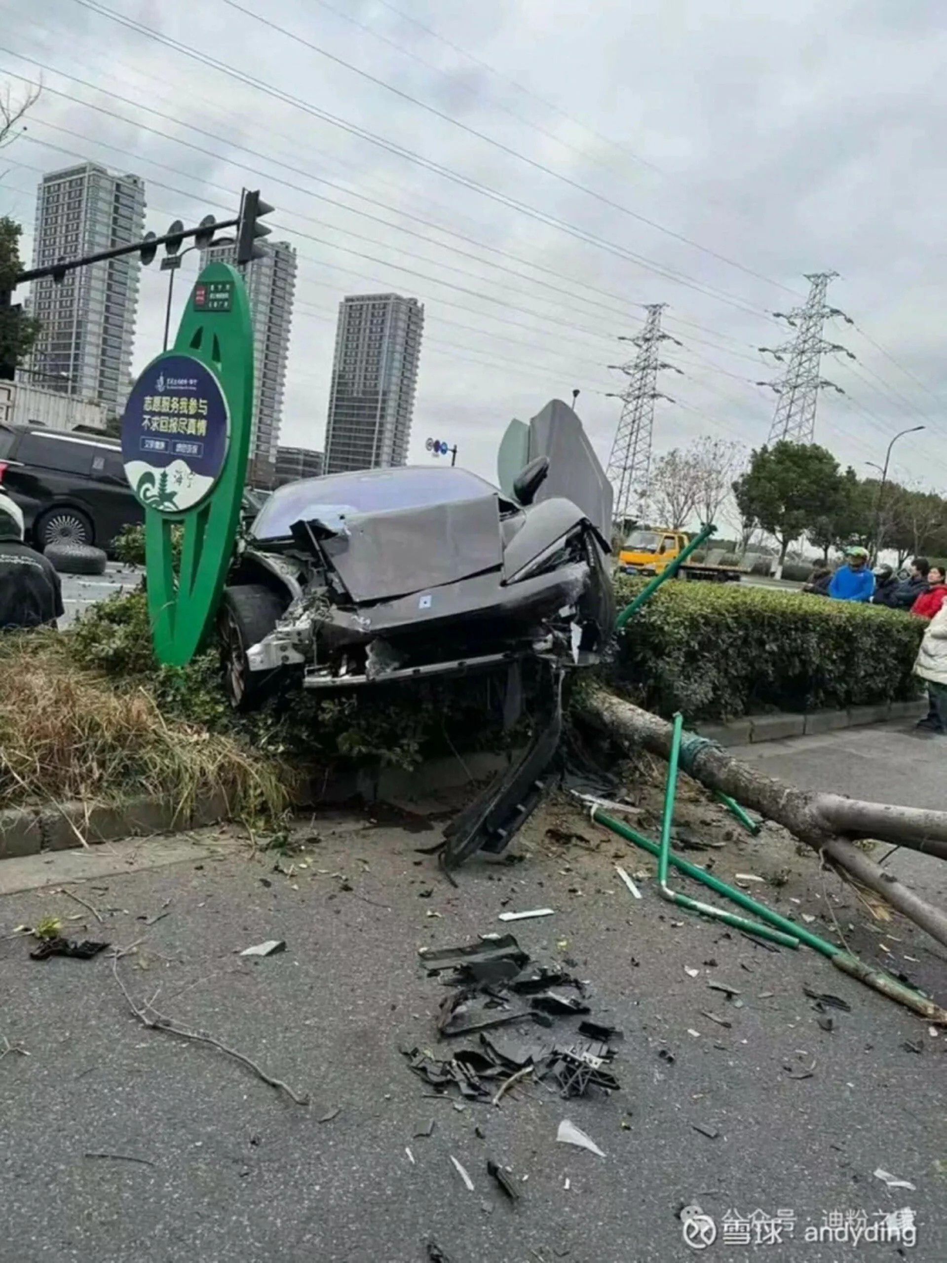Siêu xe điện BYD Yangwang U9 gây tai nạn liên hoàn với hai xe khác, may mắn không ai thiệt mạng Hình ảnh hiện trường vụ tai nạn siêu xe điện Yangwang U9 đâm vào Zeekr 009 và ảnh hưởng tới BYD Seagull