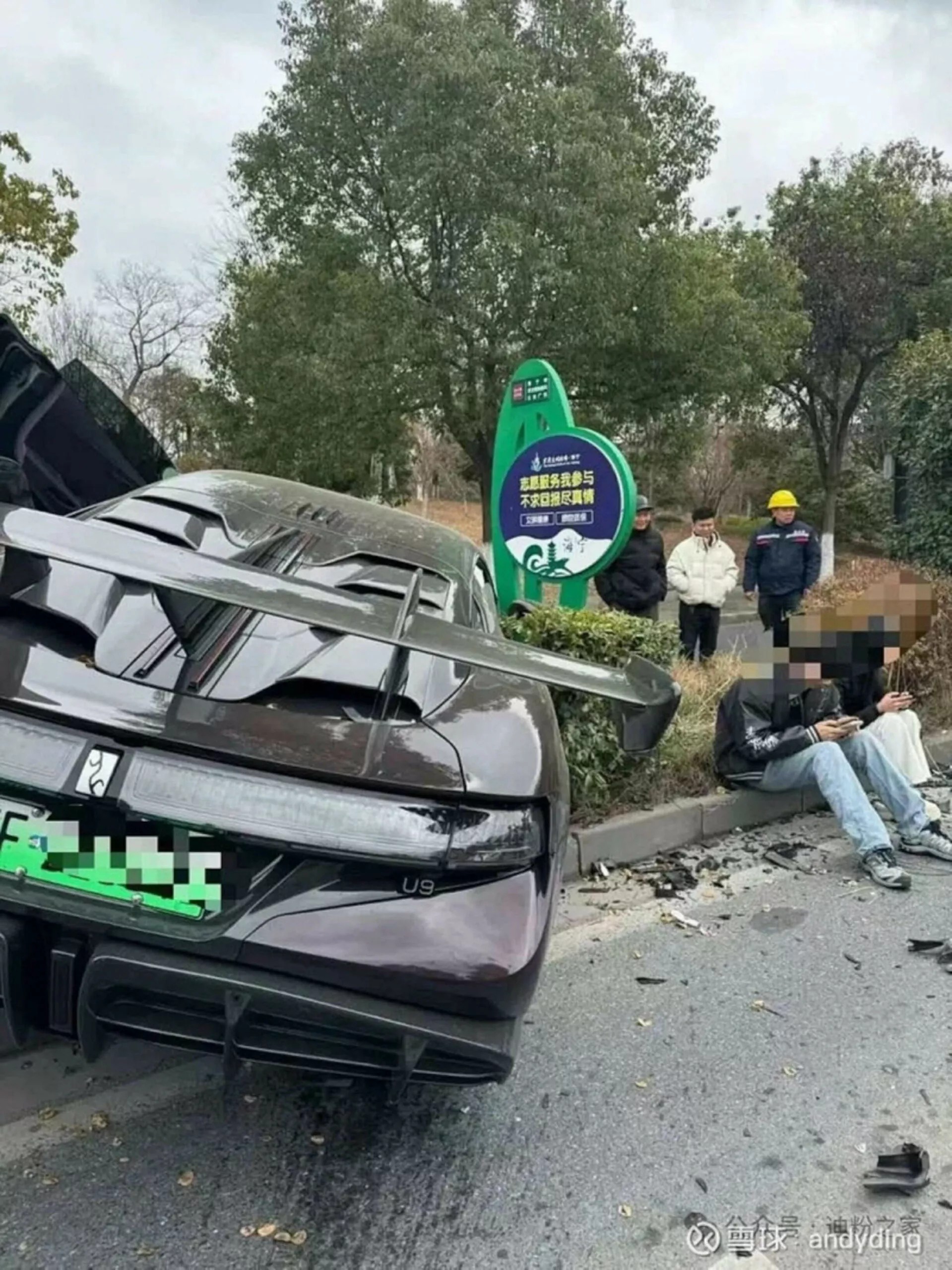 Siêu xe điện BYD Yangwang U9 gây tai nạn liên hoàn với hai xe khác, may mắn không ai thiệt mạng Chiếc Yangwang U9 được ghi nhận đã chạy tốc độ cao và mất kiểm soát, dẫn đến đâm vào phương tiện khác tại giao lộ