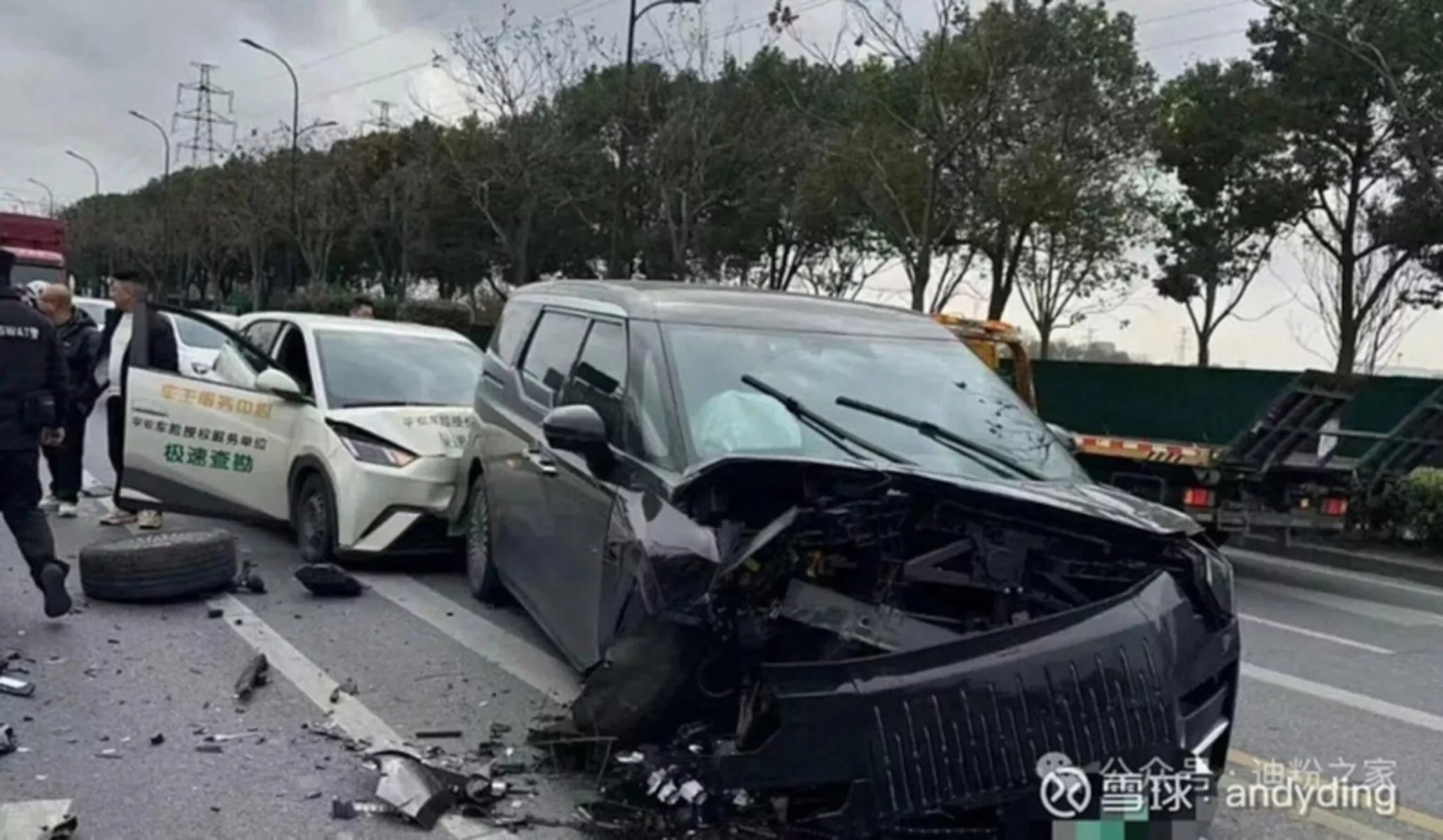 Siêu xe điện BYD Yangwang U9 gây tai nạn liên hoàn với hai xe khác, may mắn không ai thiệt mạng Chiếc Zeekr 009 bị đâm trực tiếp dẫn tới hi vọng nặng, BYD Seagull phía sau cũng bị ảnh hưởng không nhẹ