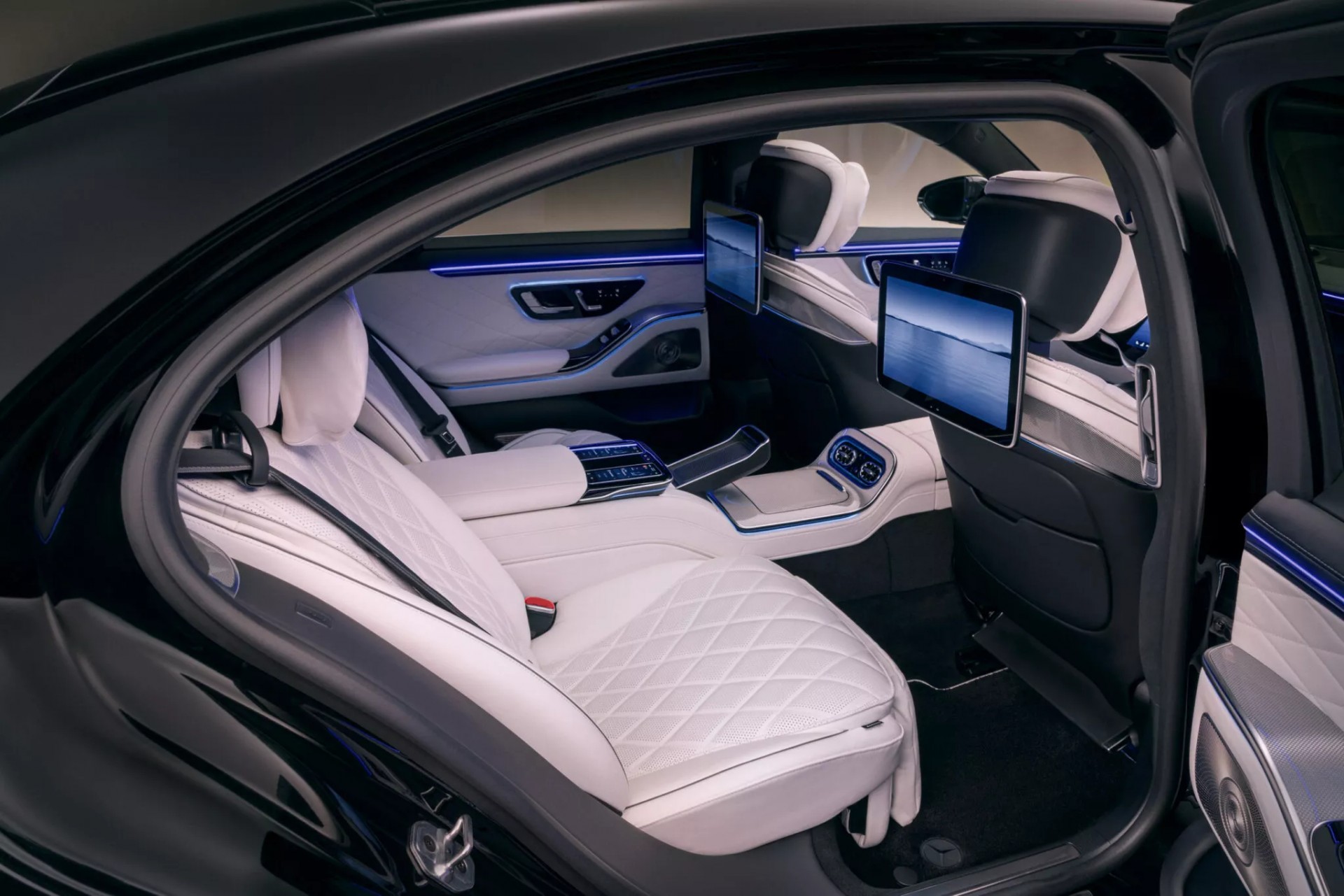 Mercedes-Benz S-Class 2027 lộ diện với nhiều màn hình công nghệ và động cơ V8 mới Hàng ghế sau của Mercedes-Benz S-Class 2027