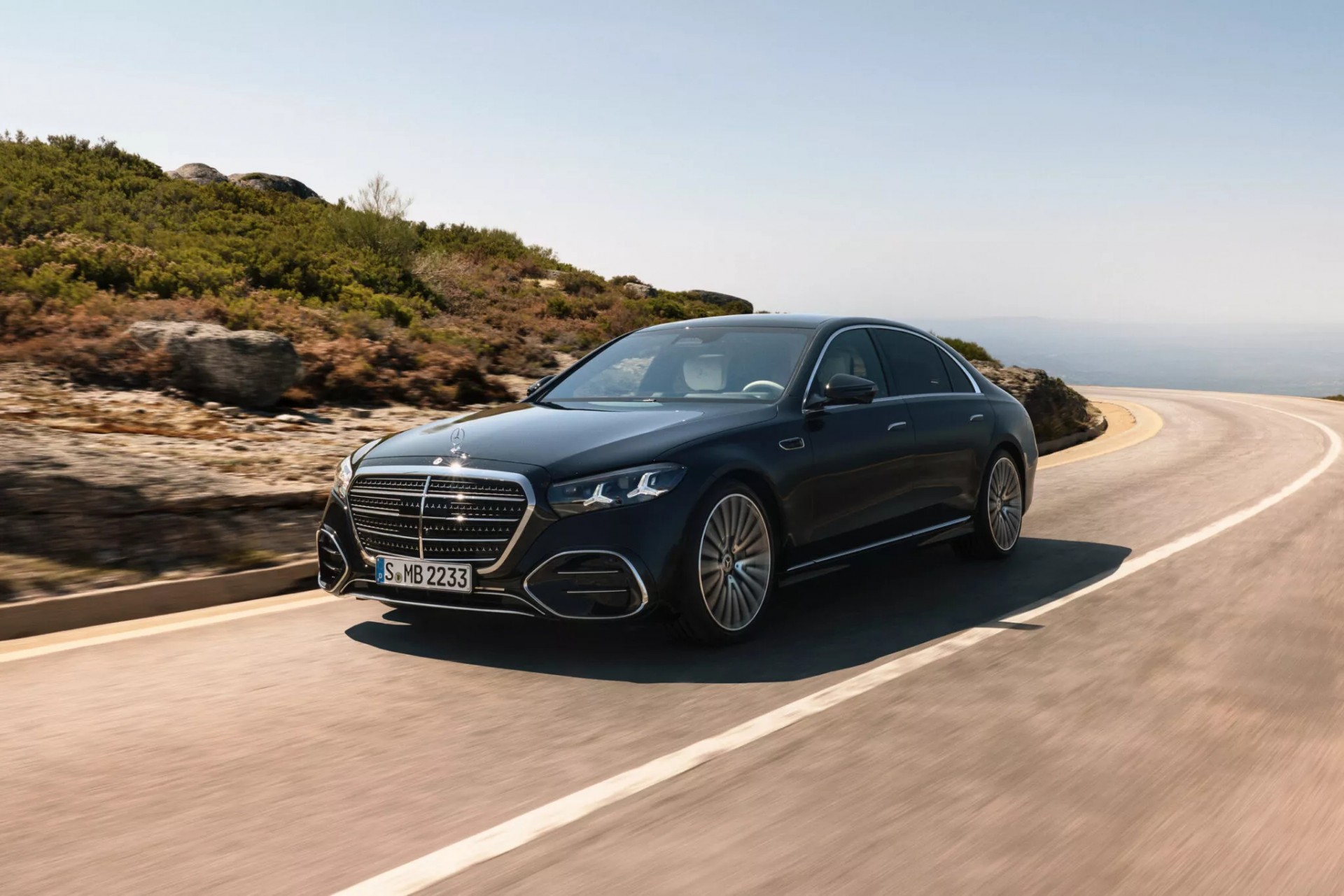 Mercedes-Benz S-Class 2027 lộ diện với nhiều màn hình công nghệ và động cơ V8 mới Mercedes-Benz S-Class 2027 lộ diện với nhiều màn hình công nghệ và động cơ V8 mới