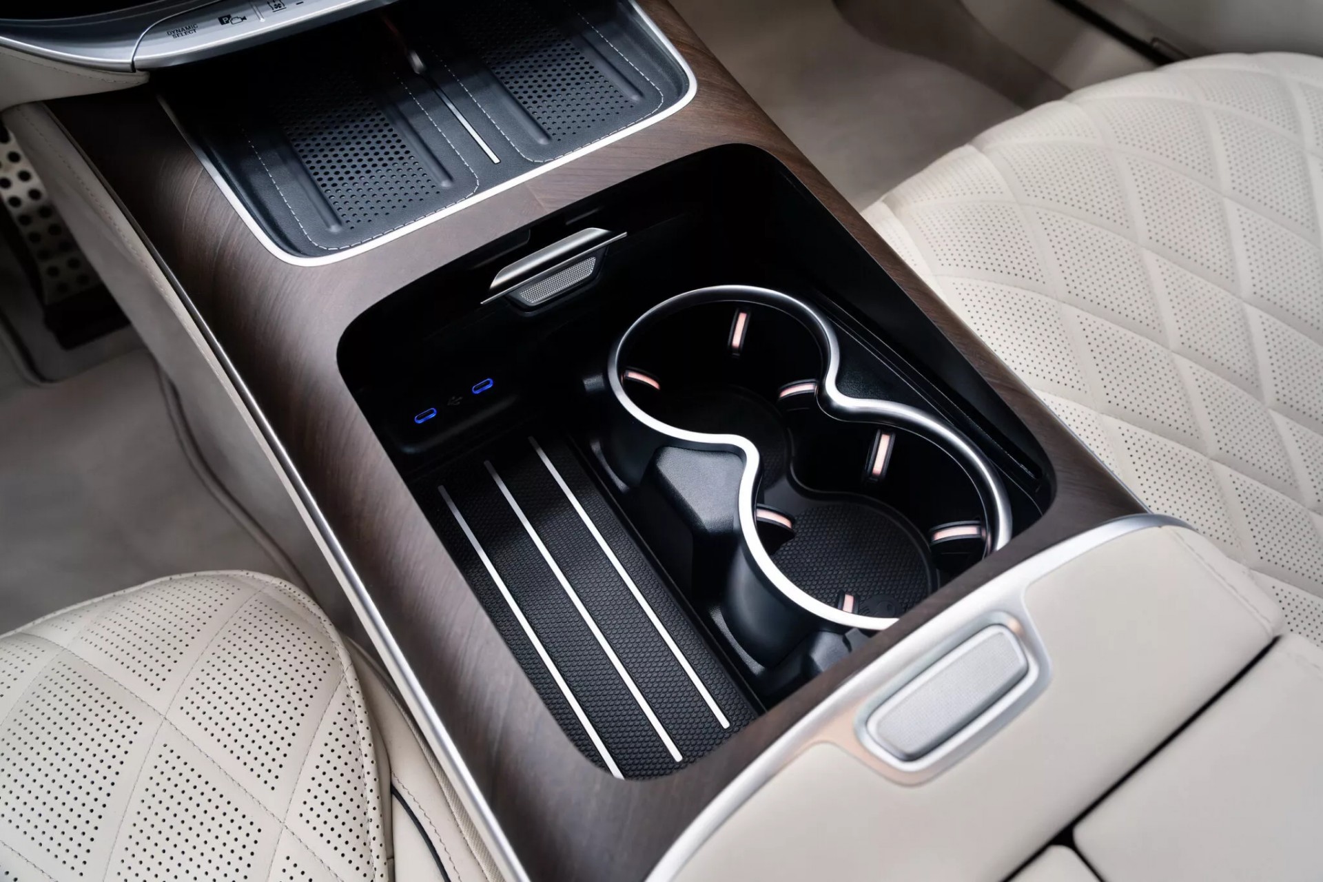 Mercedes-Benz S-Class 2027 lộ diện với nhiều màn hình công nghệ và động cơ V8 mới Bệ trung tâm của Mercedes-Benz S-Class 2027