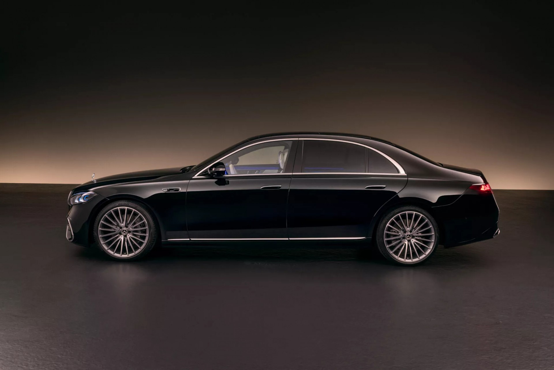 Mercedes-Benz S-Class 2027 lộ diện với nhiều màn hình công nghệ và động cơ V8 mới Phía bên của Mercedes-Benz S-Class 2027
