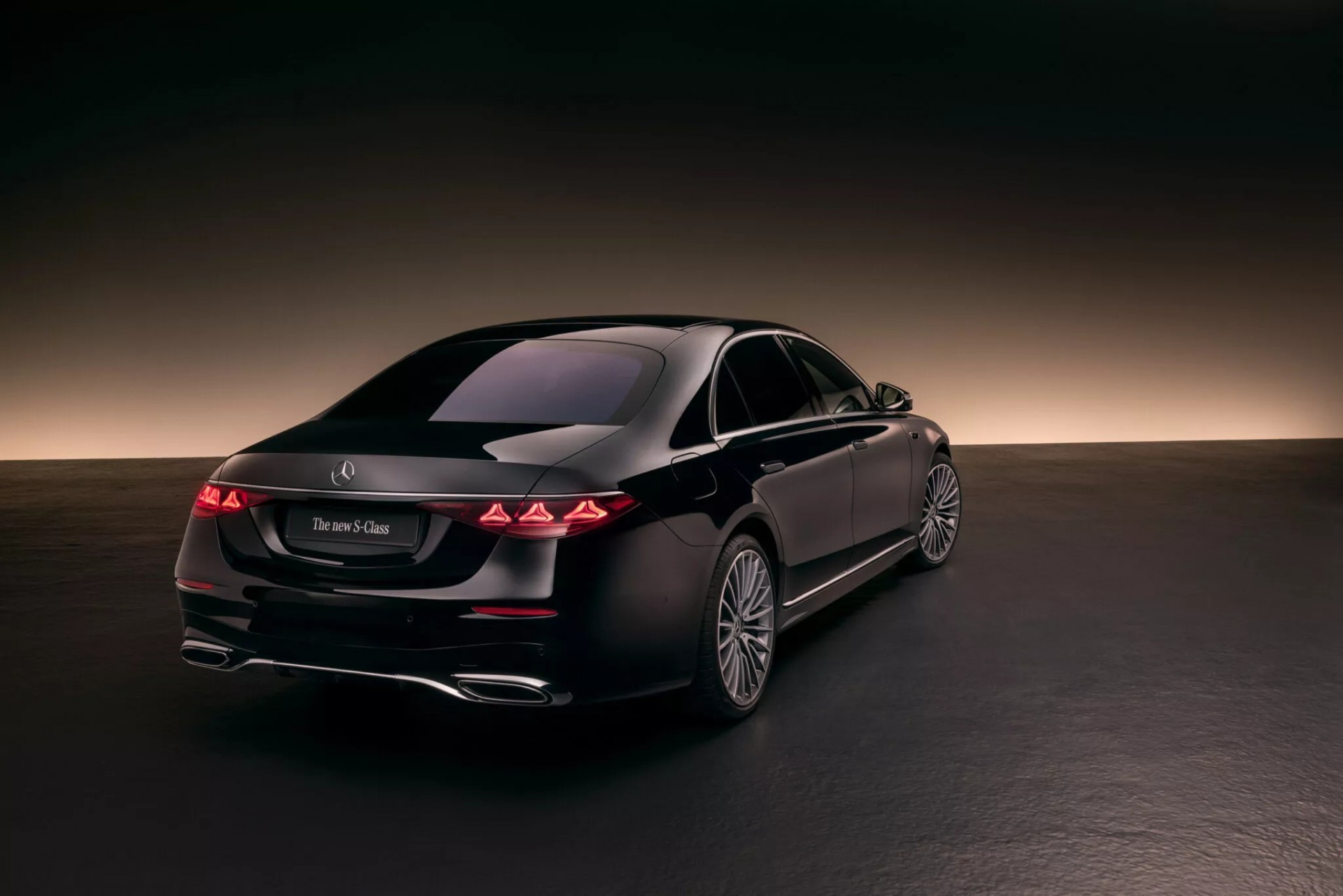 Mercedes-Benz S-Class 2027 lộ diện với nhiều màn hình công nghệ và động cơ V8 mới Phía sau của Mercedes-Benz S-Class 2027