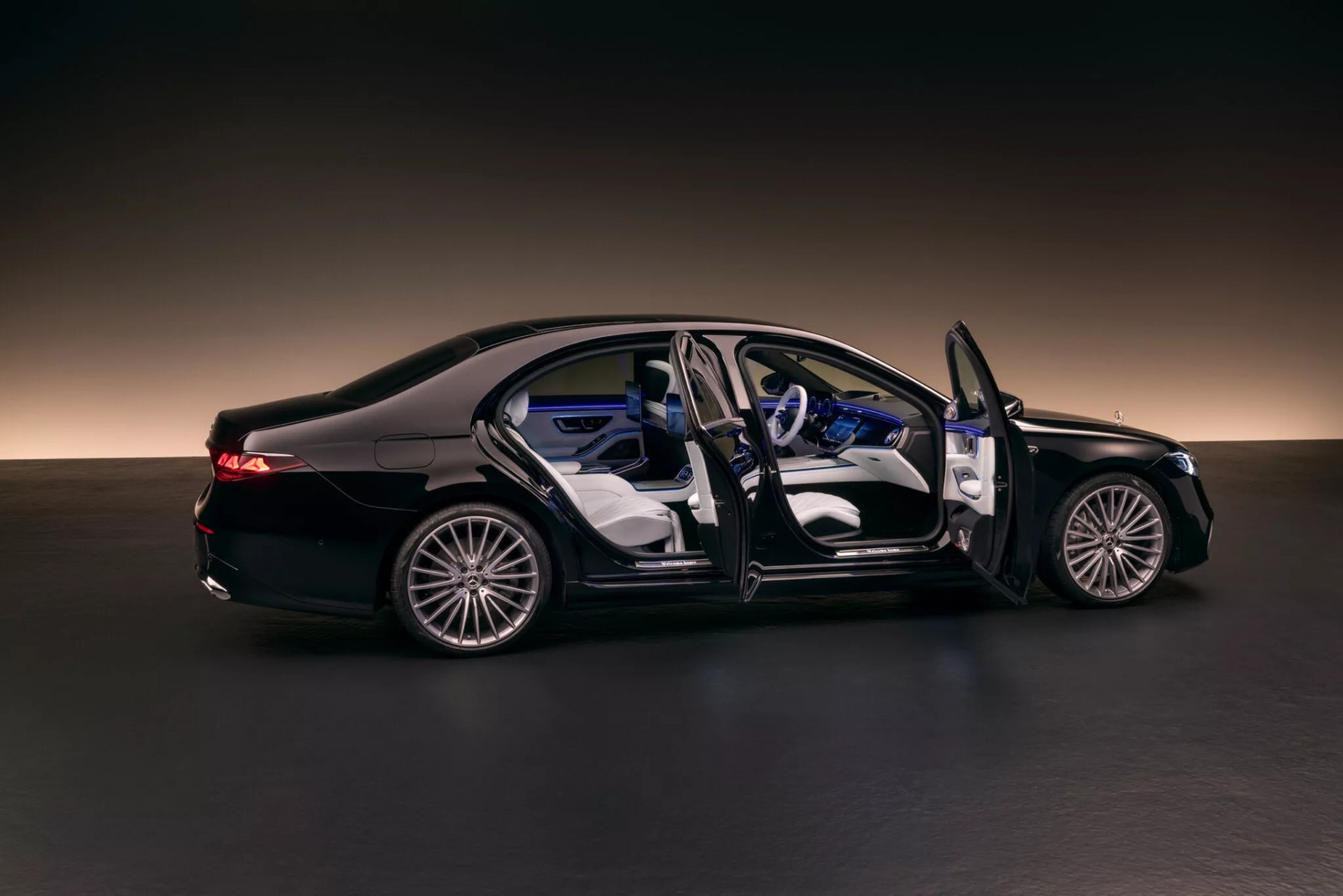 Mercedes-Benz S-Class 2027 lộ diện với nhiều màn hình công nghệ và động cơ V8 mới Mercedes-Benz S-Class 2027 khi mở cửa