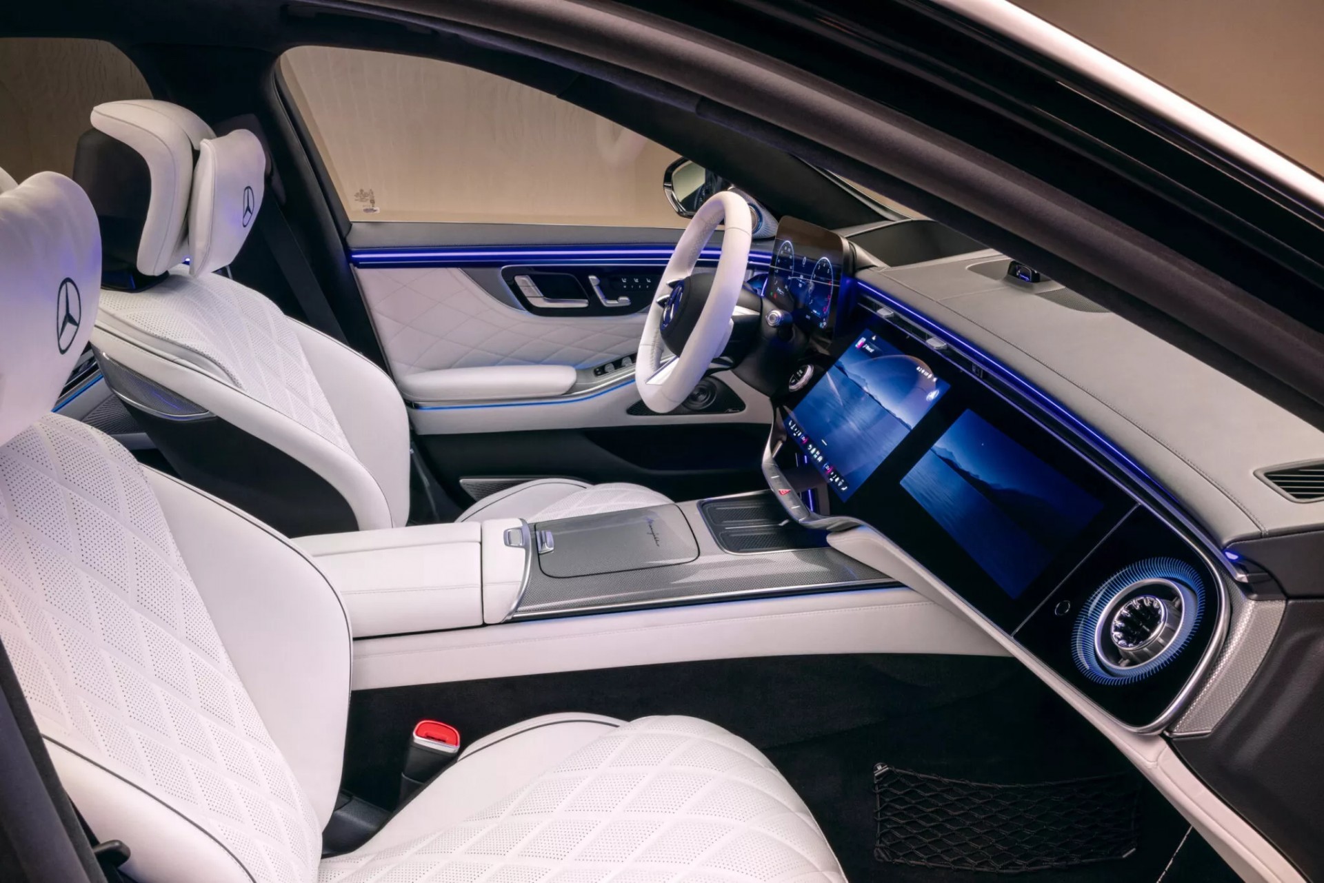 Mercedes-Benz S-Class 2027 lộ diện với nhiều màn hình công nghệ và động cơ V8 mới Hàng ghế trước của Mercedes-Benz S-Class 2027