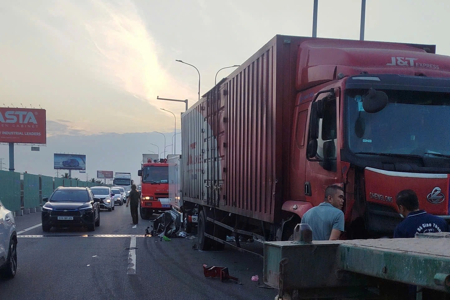 Tài xế xe tải tử vong sau tai nạn liên hoàn trên cao tốc TP. HCM - Long Thành Tài xế xe tải tử vong sau tai nạn liên hoàn trên cao tốc TP. HCM - Long Thành